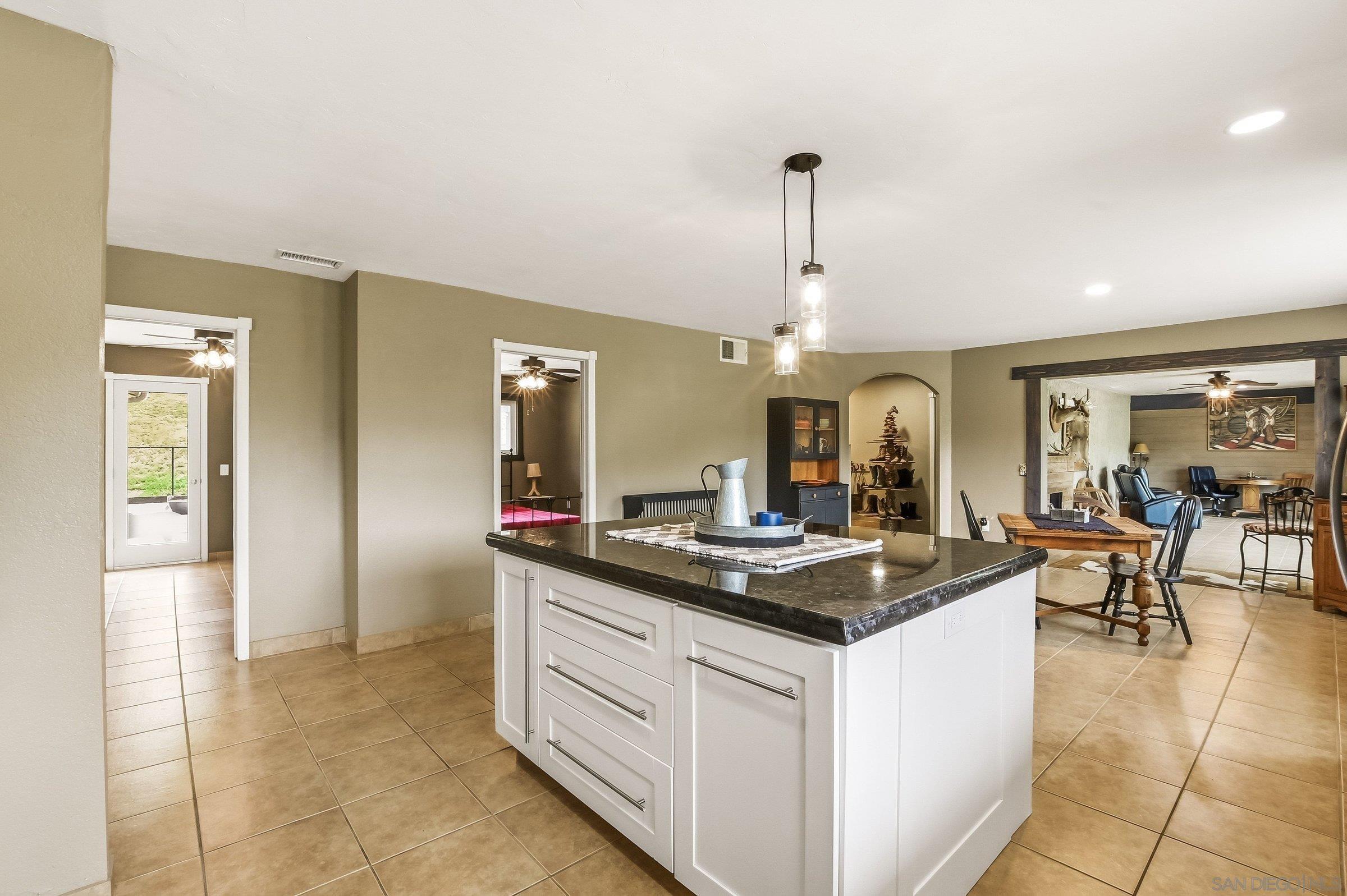 Detail Gallery Image 13 of 53 For 1861  Vista De La Montana, El Cajon,  CA 92019 - 3 Beds | 3 Baths