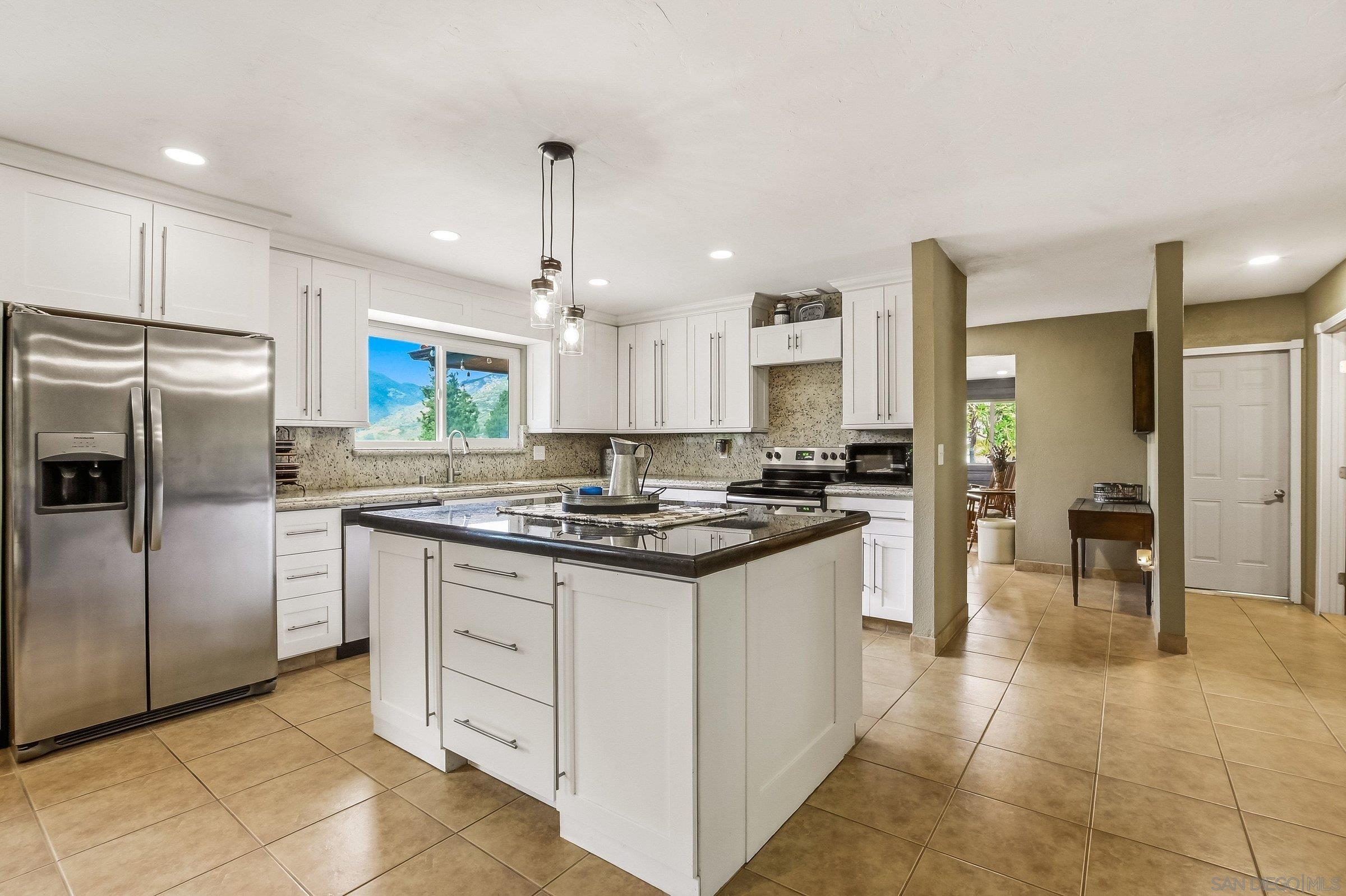 Detail Gallery Image 3 of 53 For 1861  Vista De La Montana, El Cajon,  CA 92019 - 3 Beds | 3 Baths