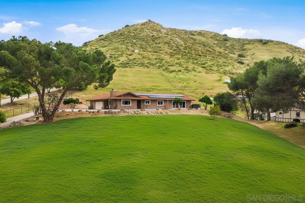 Detail Gallery Image 4 of 53 For 1861  Vista De La Montana, El Cajon,  CA 92019 - 3 Beds | 3 Baths