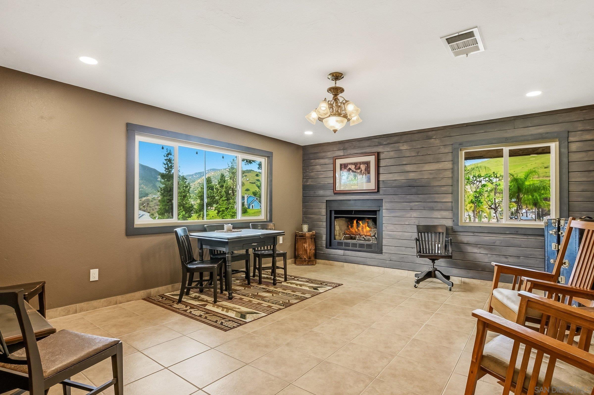 Detail Gallery Image 5 of 53 For 1861  Vista De La Montana, El Cajon,  CA 92019 - 3 Beds | 3 Baths