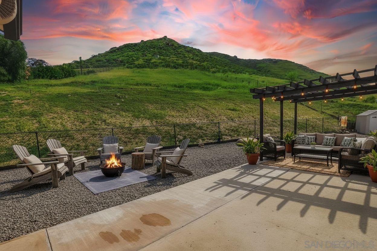 Detail Gallery Image 5 of 53 For 1861  Vista De La Montana, El Cajon,  CA 92019 - 3 Beds | 3 Baths