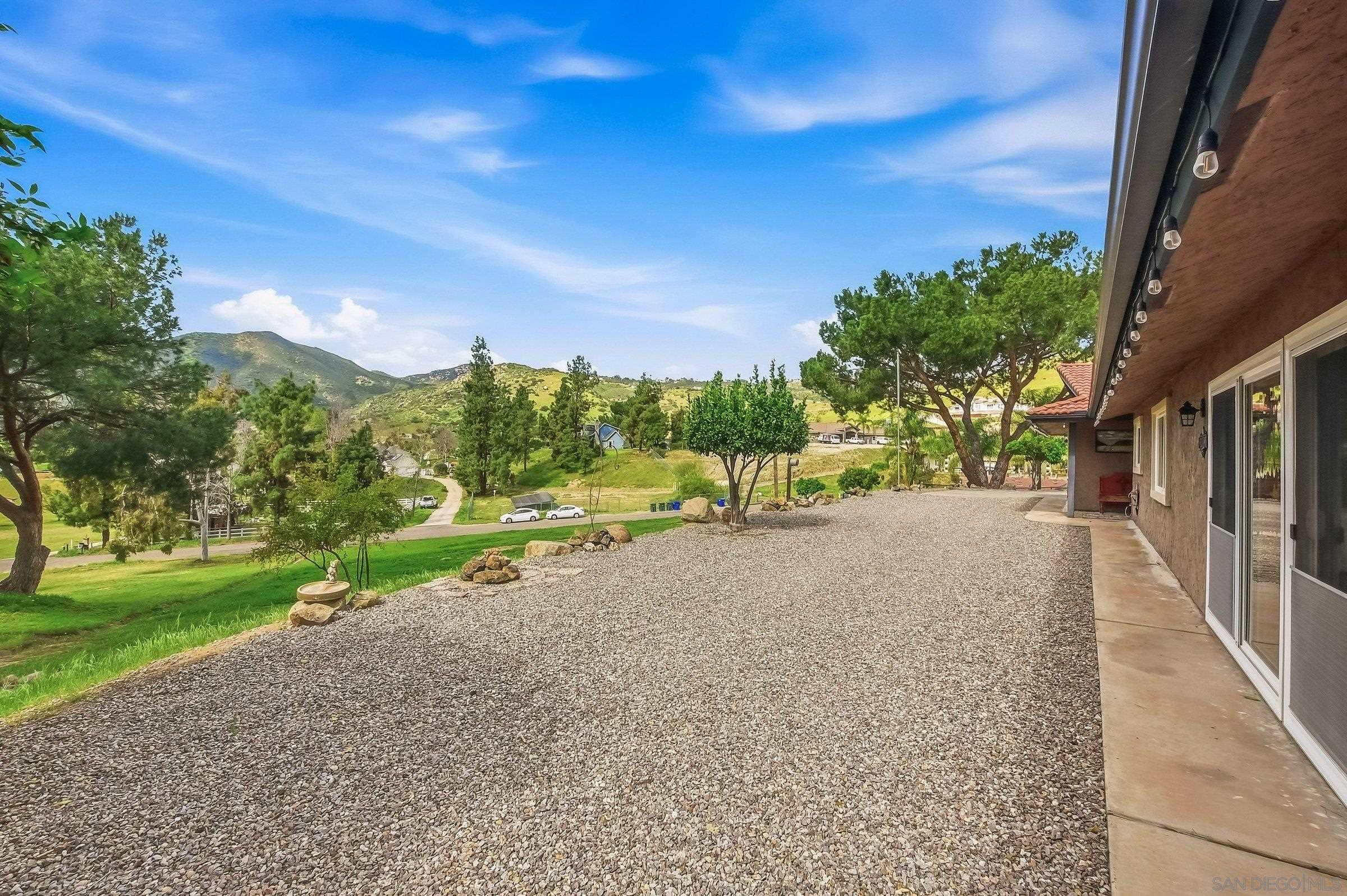 Detail Gallery Image 6 of 53 For 1861  Vista De La Montana, El Cajon,  CA 92019 - 3 Beds | 3 Baths