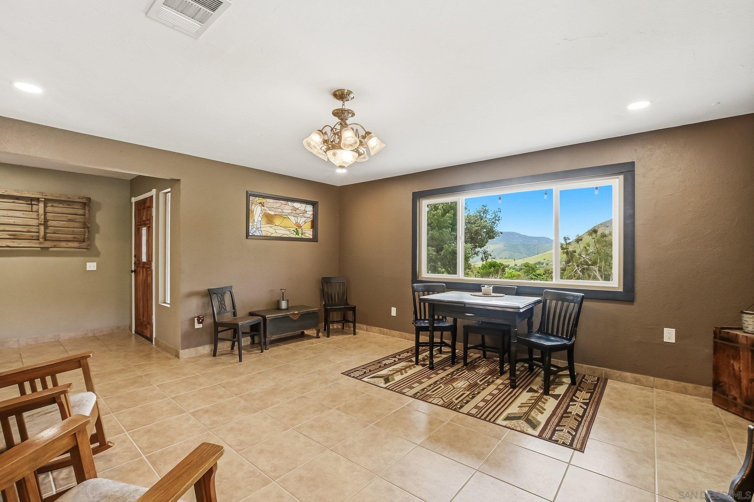 Detail Gallery Image 8 of 53 For 1861  Vista De La Montana, El Cajon,  CA 92019 - 3 Beds | 3 Baths