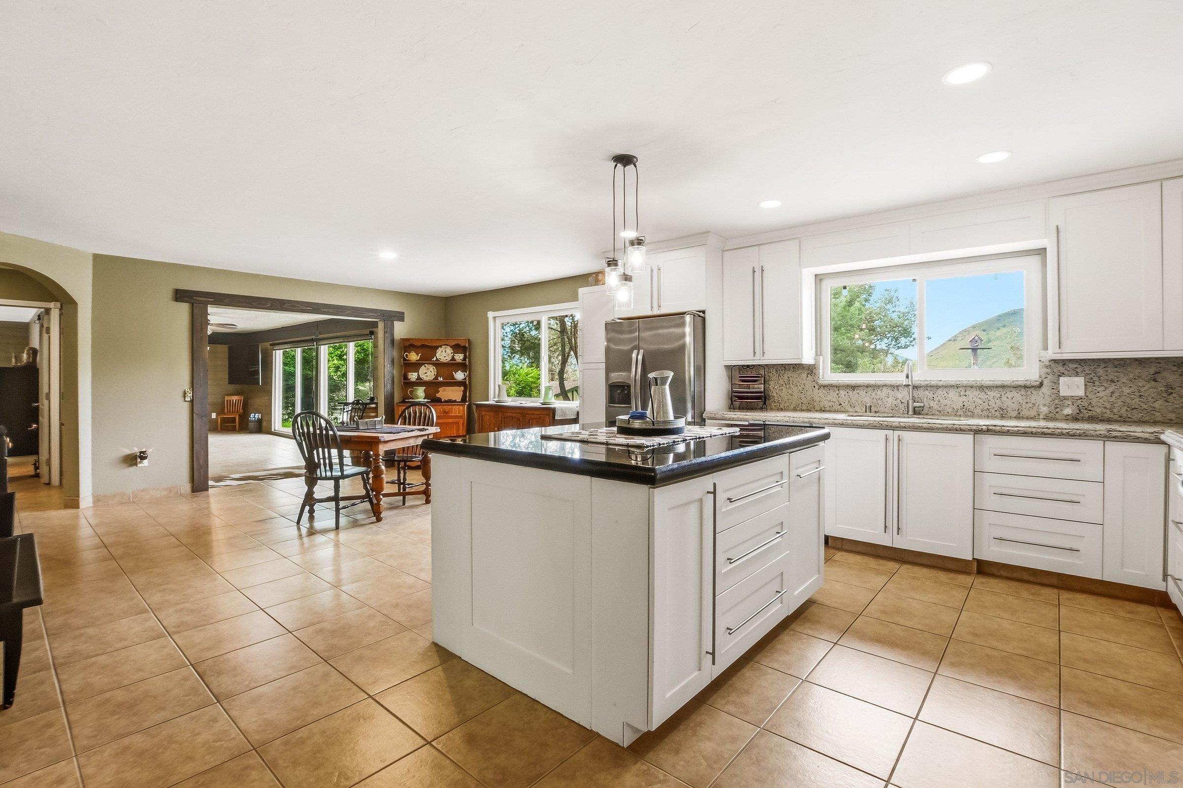 Detail Gallery Image 10 of 53 For 1861  Vista De La Montana, El Cajon,  CA 92019 - 3 Beds | 3 Baths