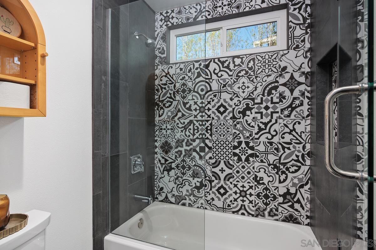 Detail Gallery Image 20 of 44 For 6429  La Vanco Ct, Carlsbad,  CA 92009 - 4 Beds | 3 Baths