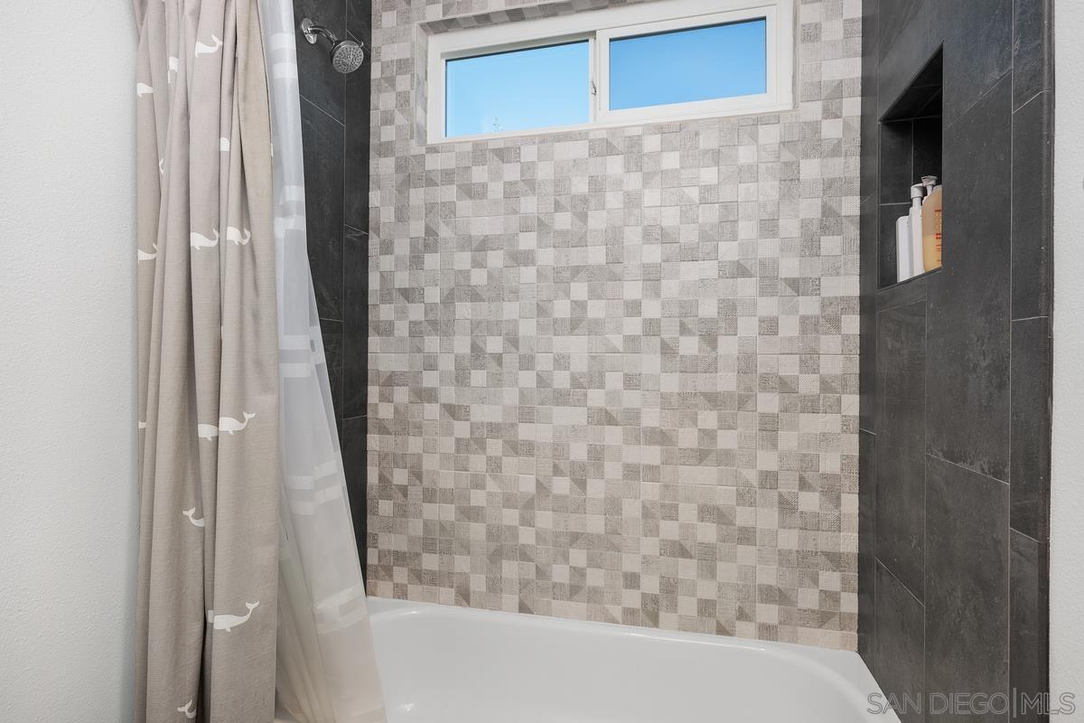 Detail Gallery Image 31 of 44 For 6429  La Vanco Ct, Carlsbad,  CA 92009 - 4 Beds | 3 Baths