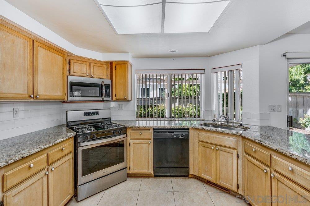 Detail Gallery Image 11 of 56 For 1979  Spanish Oak Way, Vista,  CA 92081 - 4 Beds | 2/1 Baths