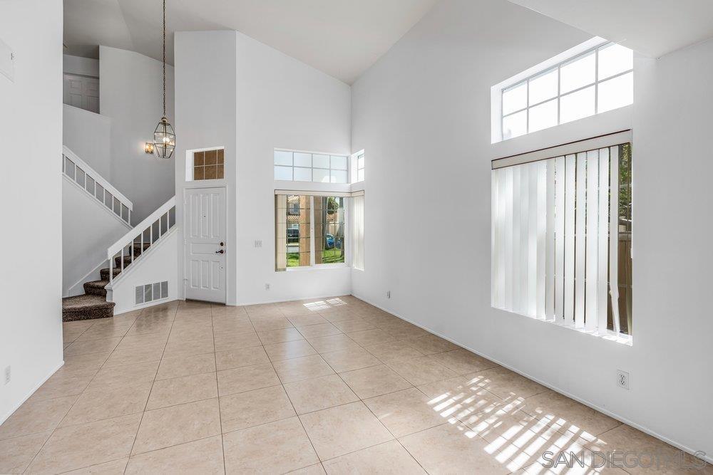 Detail Gallery Image 4 of 56 For 1979  Spanish Oak Way, Vista,  CA 92081 - 4 Beds | 2/1 Baths