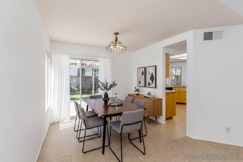 Detail Gallery Image 5 of 56 For 1979  Spanish Oak Way, Vista,  CA 92081 - 4 Beds | 2/1 Baths