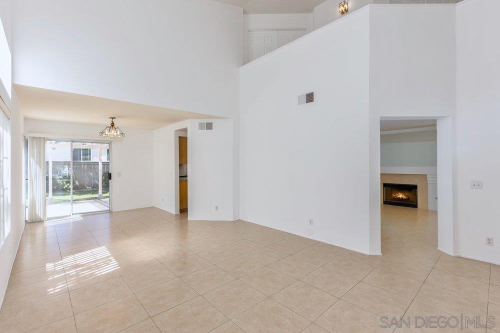 Detail Gallery Image 6 of 56 For 1979  Spanish Oak Way, Vista,  CA 92081 - 4 Beds | 2/1 Baths