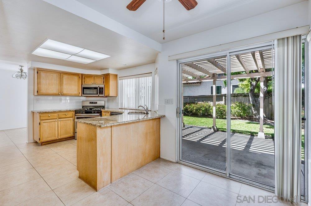 Detail Gallery Image 8 of 56 For 1979  Spanish Oak Way, Vista,  CA 92081 - 4 Beds | 2/1 Baths