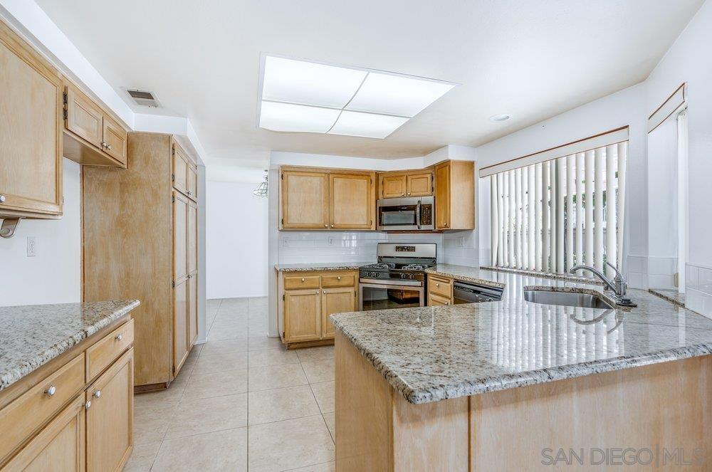 Detail Gallery Image 9 of 56 For 1979  Spanish Oak Way, Vista,  CA 92081 - 4 Beds | 2/1 Baths