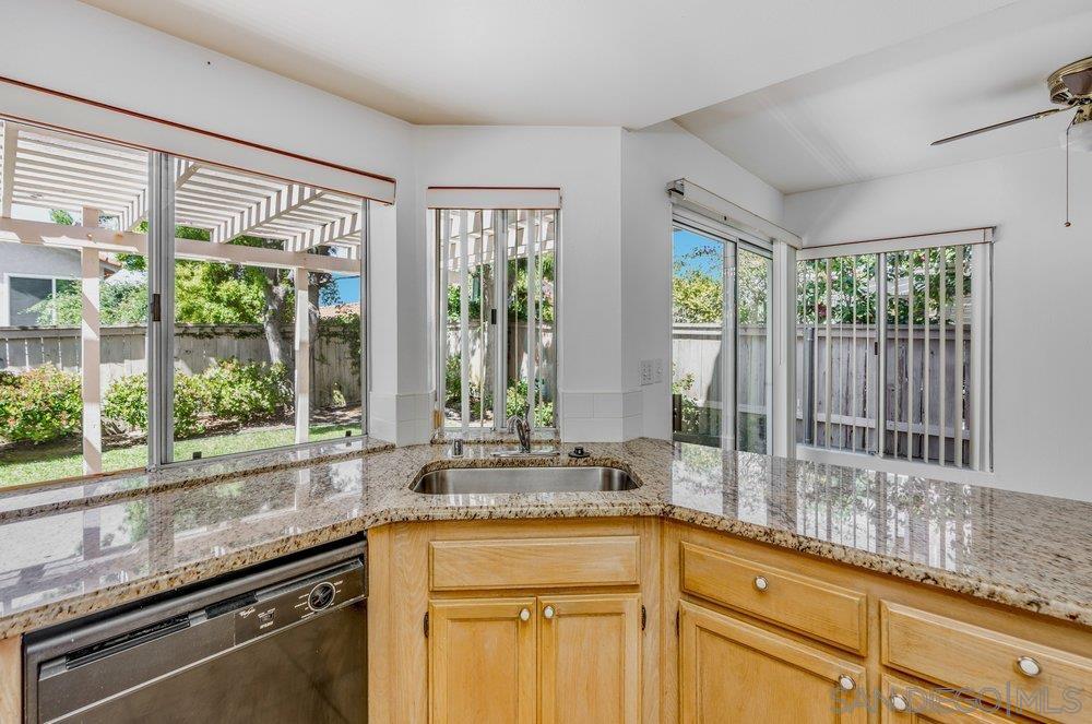 Detail Gallery Image 10 of 56 For 1979  Spanish Oak Way, Vista,  CA 92081 - 4 Beds | 2/1 Baths