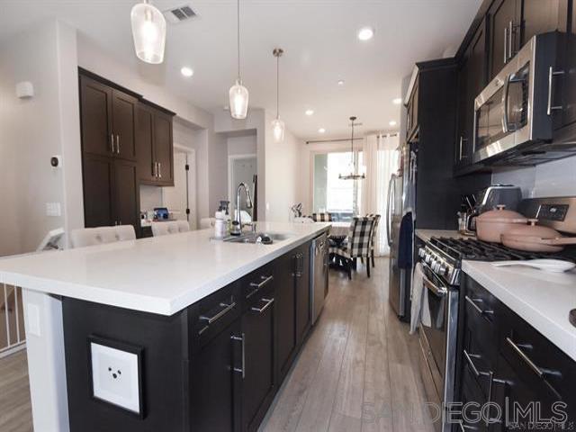 Detail Gallery Image 4 of 14 For 1812  Mint Terrace  Unit 4, Chula Vista,  CA 91915 - 3 Beds | 3 Baths