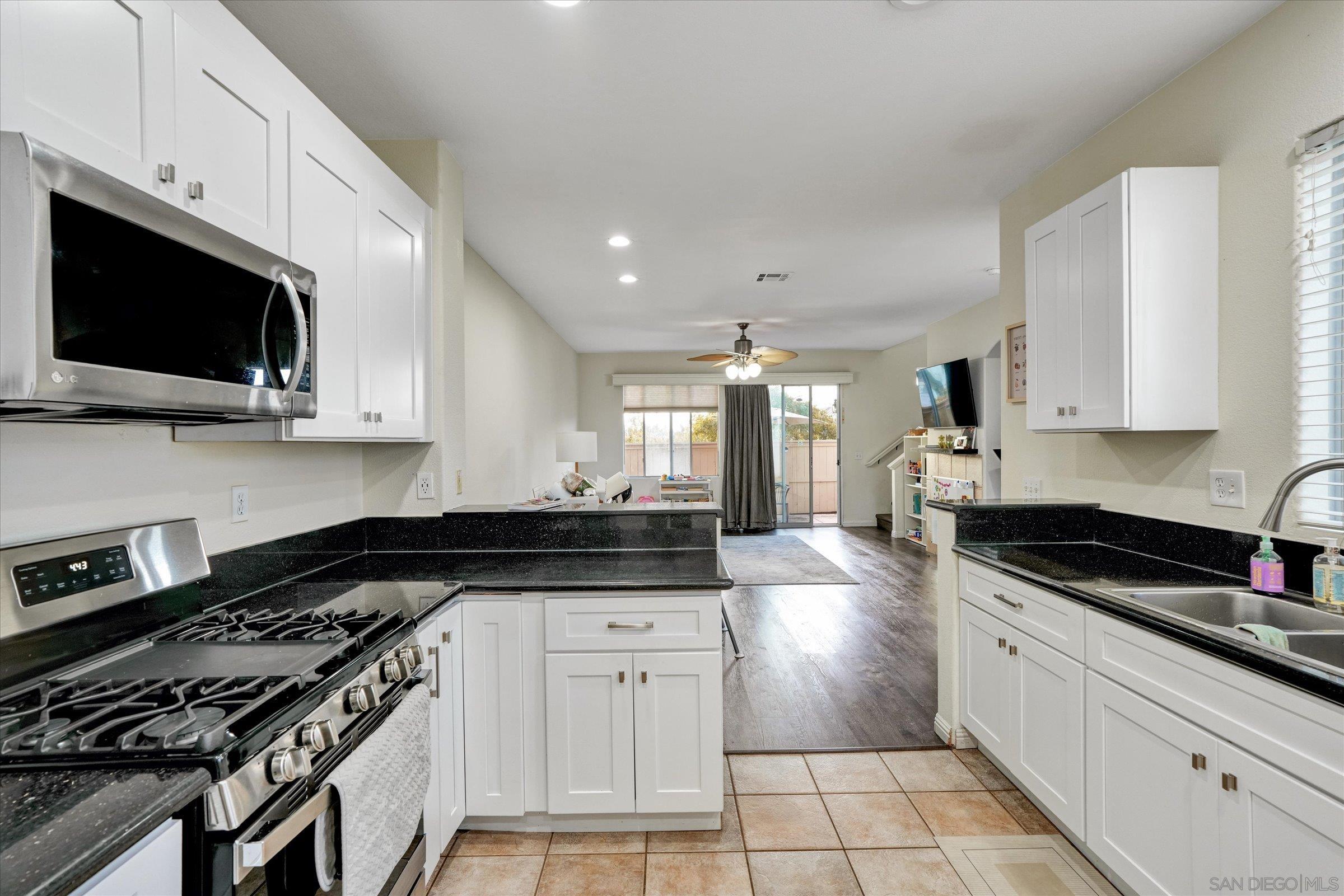 Detail Gallery Image 5 of 27 For 10944  Ivy Hill Drive  #5,  San Diego,  CA 92131 - 2 Beds | 2/1 Baths