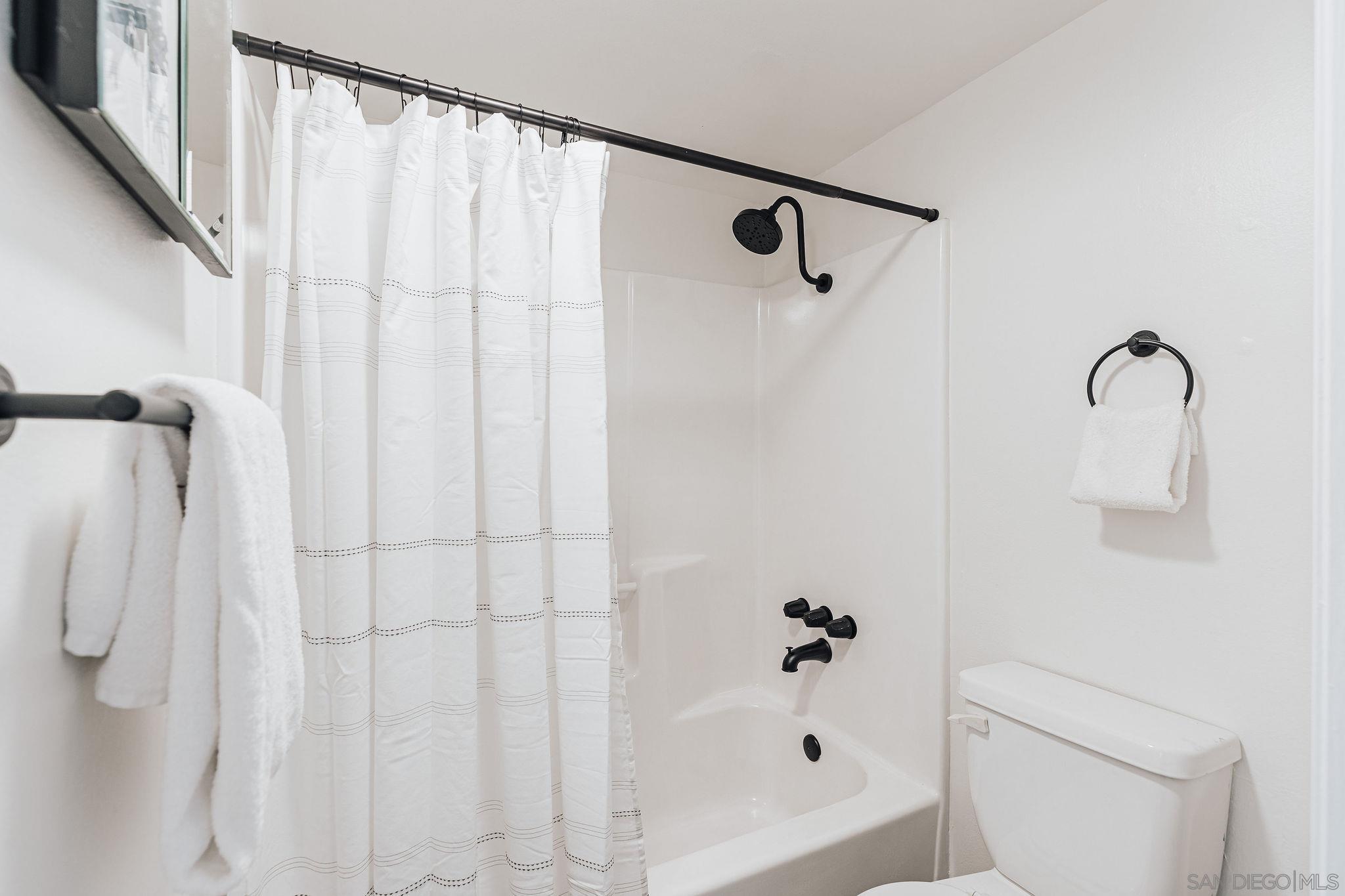 Detail Gallery Image 28 of 50 For 4652  Don Lorenzo Dr  a,  Los Angeles,  CA 90008 - 3 Beds | 3 Baths