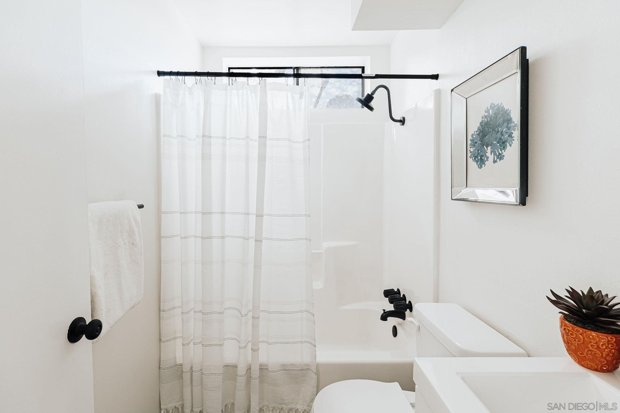 Detail Gallery Image 7 of 50 For 4652  Don Lorenzo Dr  a,  Los Angeles,  CA 90008 - 3 Beds | 3 Baths