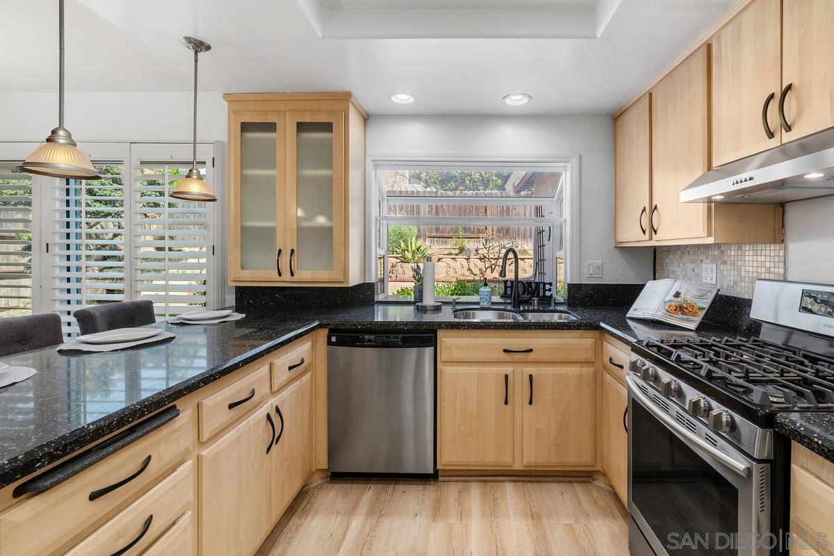 Detail Gallery Image 11 of 38 For 1095  Paseo Entrada, Chula Vista,  CA 91910 - 5 Beds | 3/1 Baths