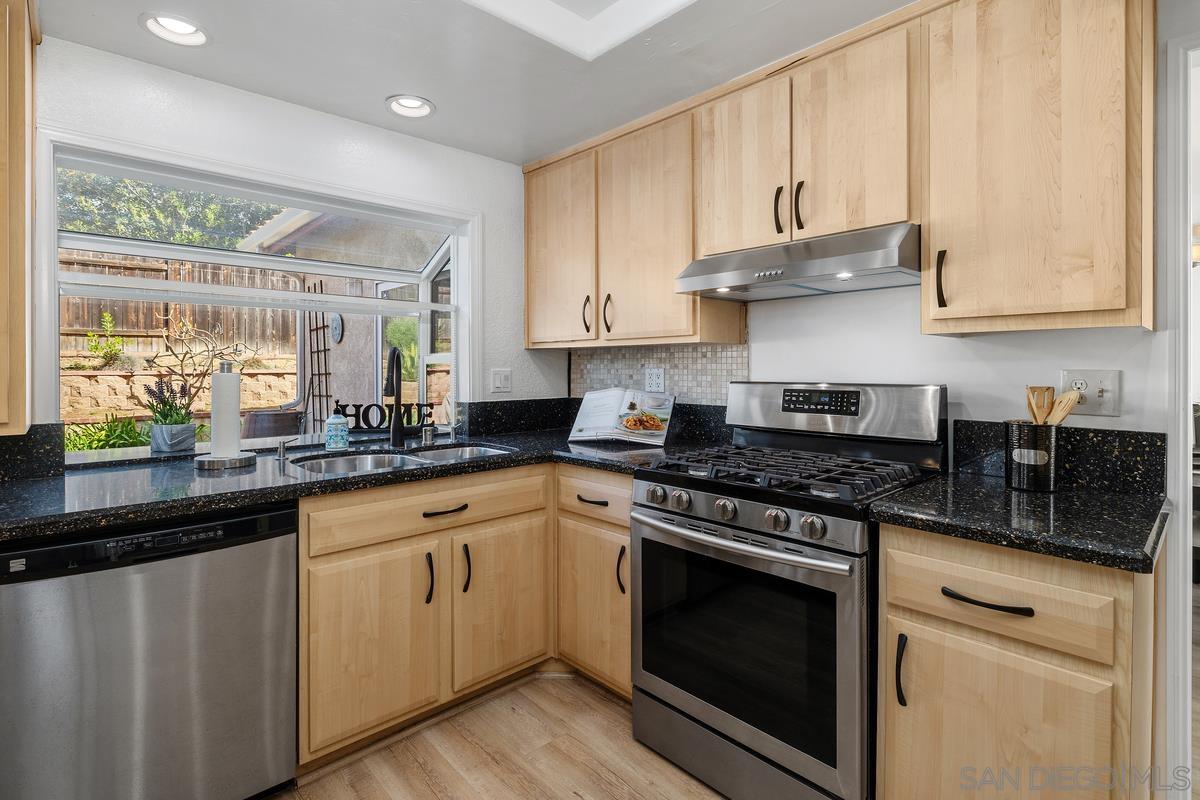 Detail Gallery Image 12 of 38 For 1095  Paseo Entrada, Chula Vista,  CA 91910 - 5 Beds | 3/1 Baths