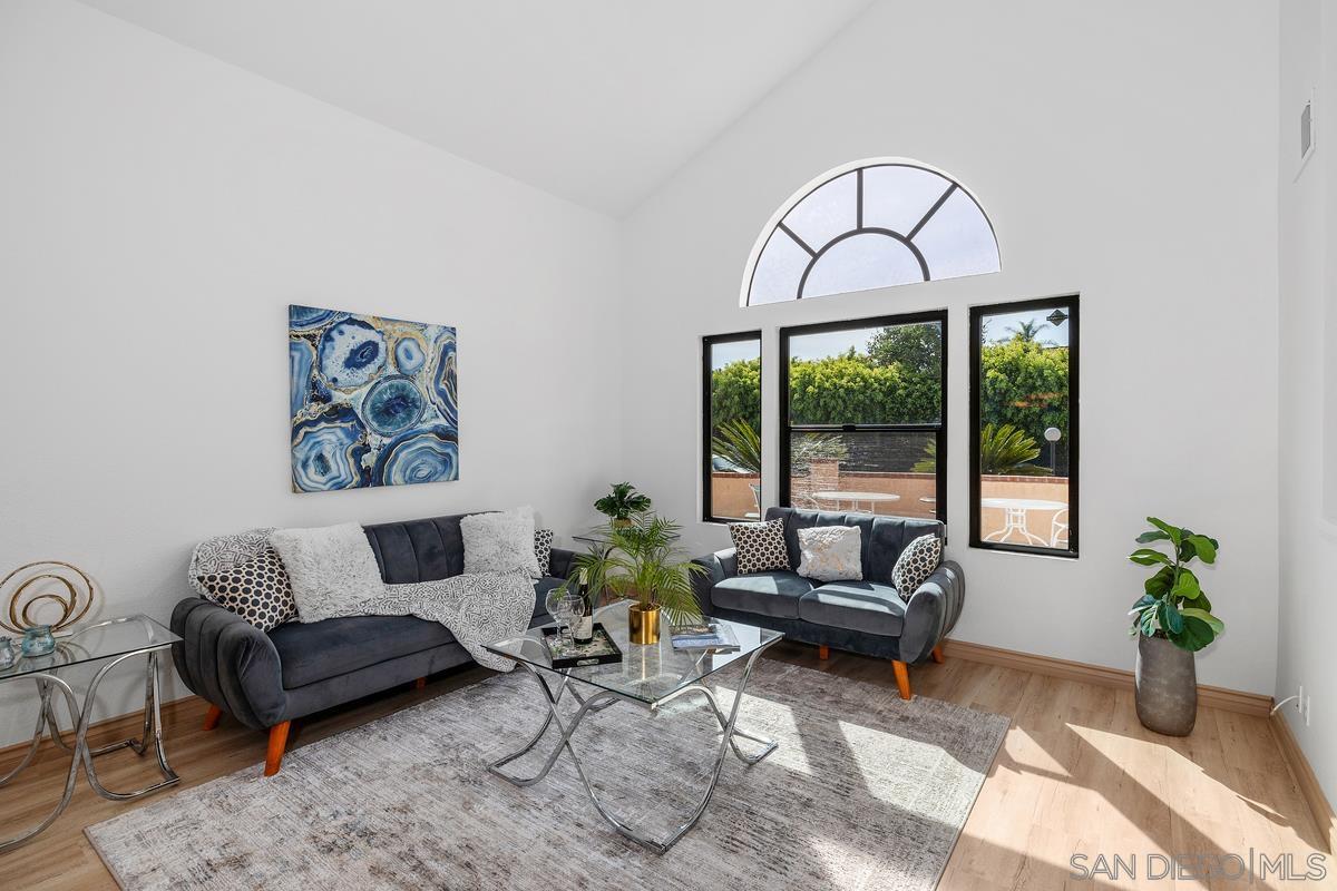 Detail Gallery Image 4 of 38 For 1095  Paseo Entrada, Chula Vista,  CA 91910 - 5 Beds | 3/1 Baths