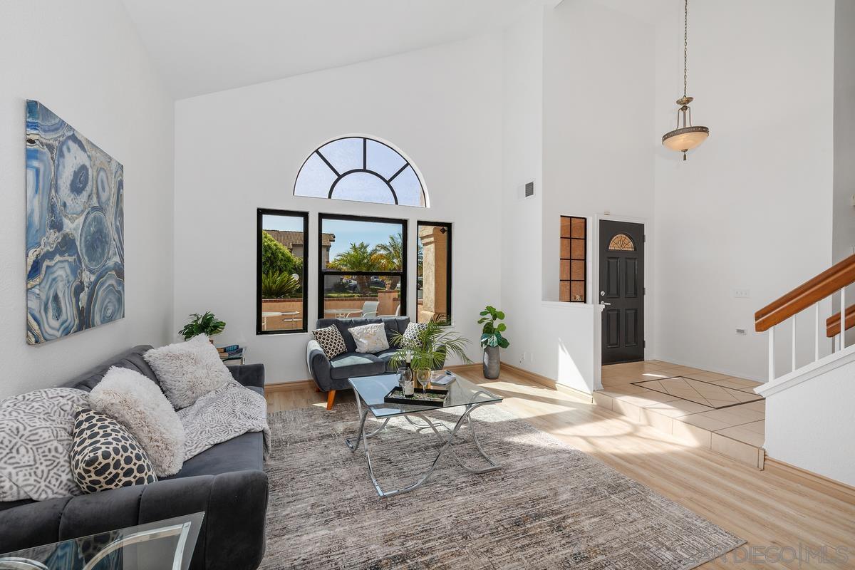 Detail Gallery Image 5 of 38 For 1095  Paseo Entrada, Chula Vista,  CA 91910 - 5 Beds | 3/1 Baths