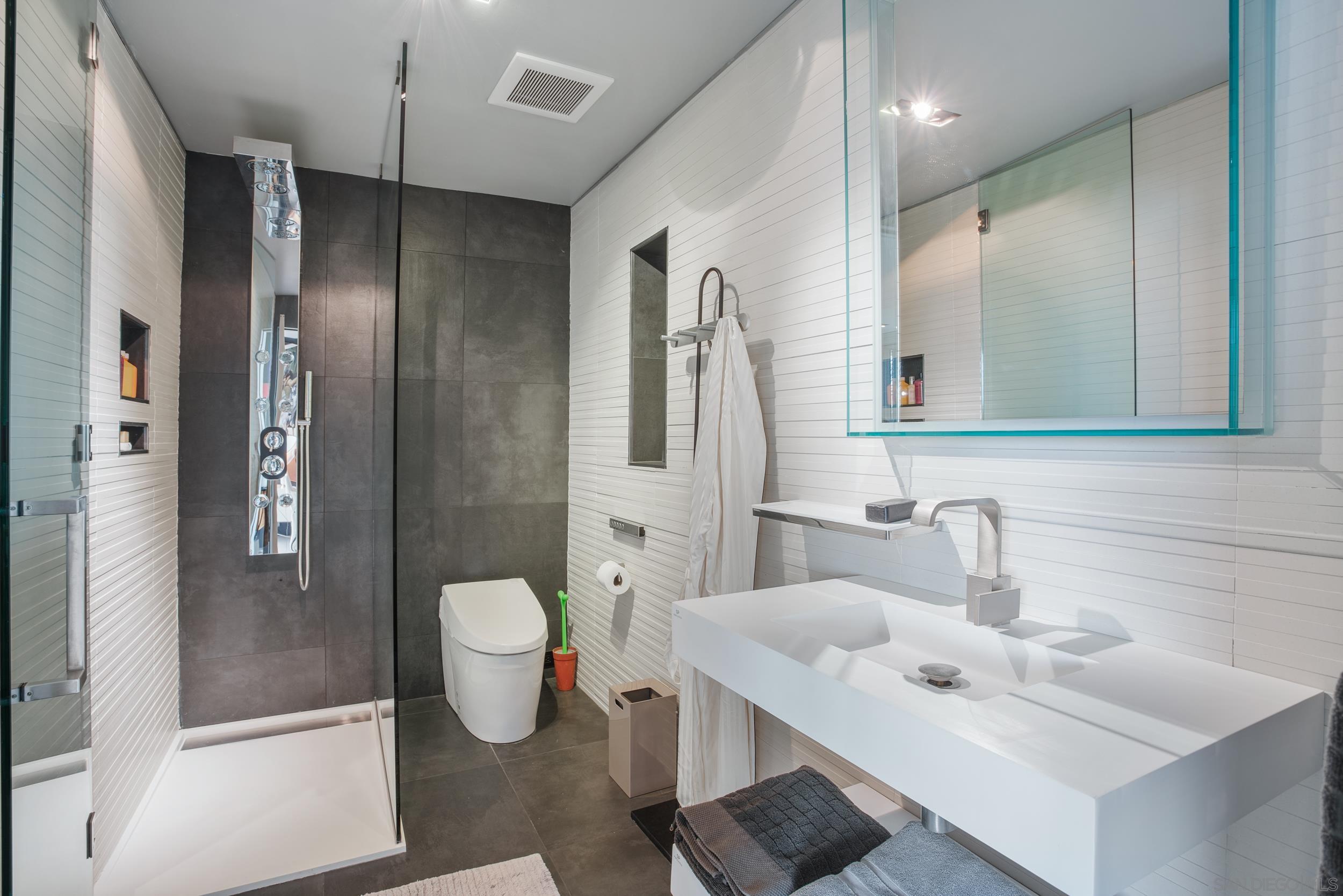 Detail Gallery Image 21 of 25 For 7116  Country Club Drive, La Jolla,  CA 92037 - 5 Beds | 4/1 Baths