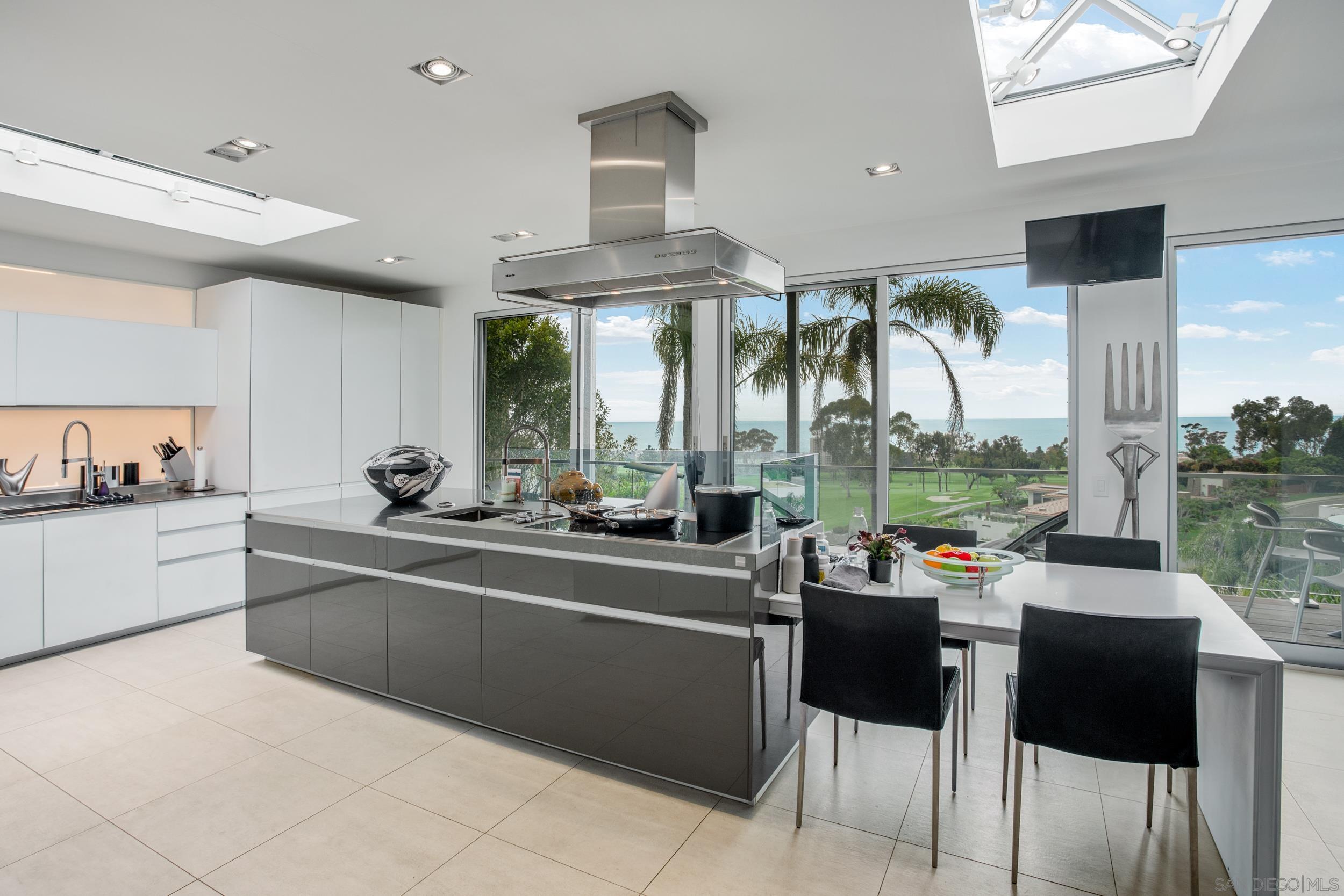 Detail Gallery Image 8 of 25 For 7116  Country Club Drive, La Jolla,  CA 92037 - 5 Beds | 4/1 Baths