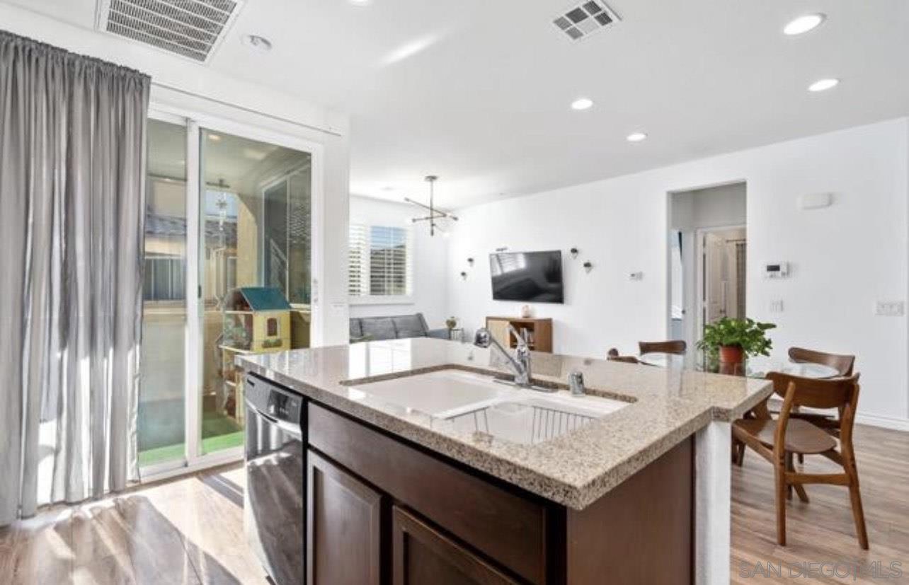 Detail Gallery Image 9 of 27 For 1627  Dunlin Avenue 1, Chula Vista,  CA 91913 - 2 Beds | 2 Baths