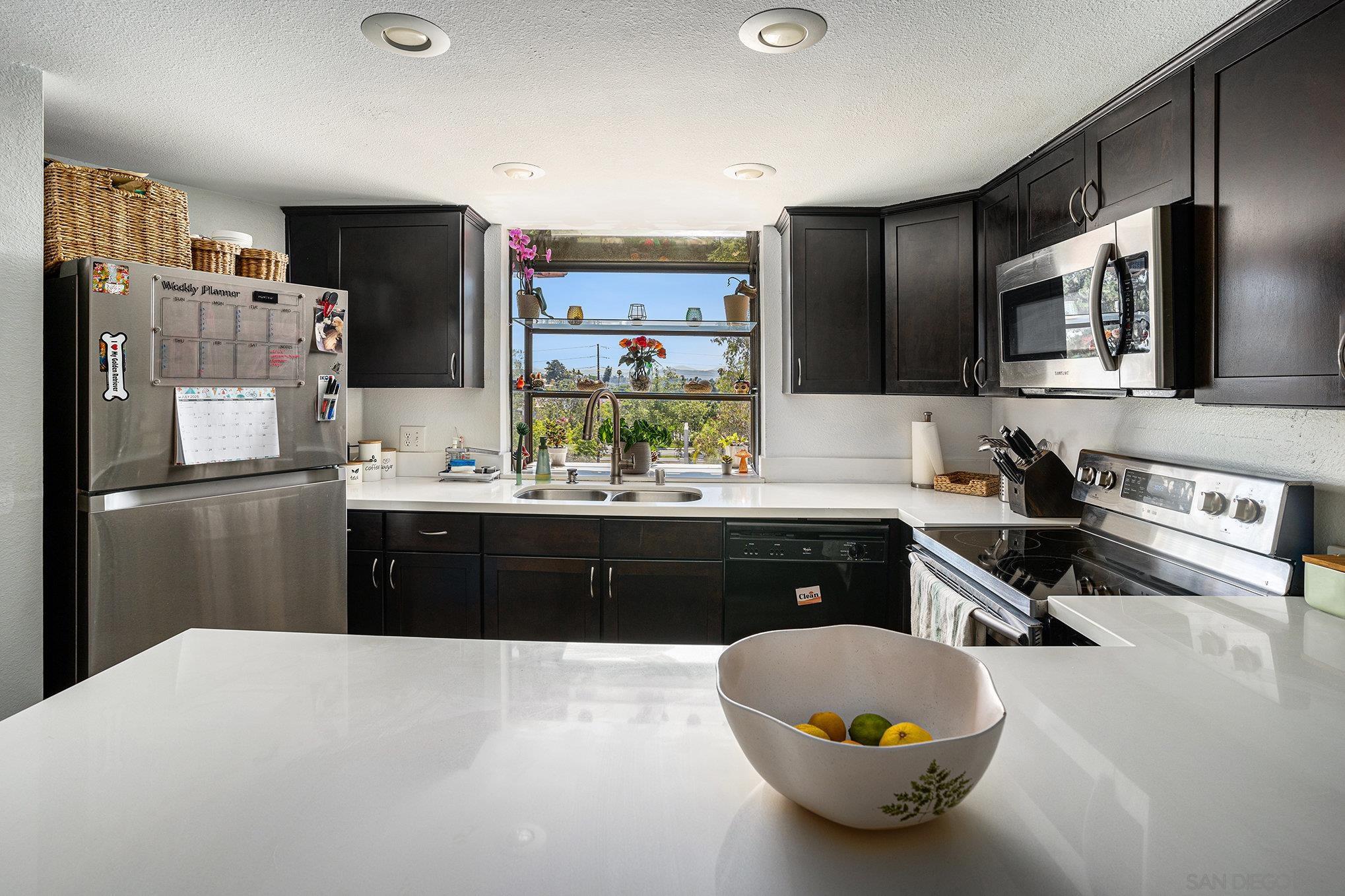 Detail Gallery Image 2 of 18 For 440  Citracado Pkwy  #14,  Escondido,  CA 92025 - 2 Beds | 2 Baths