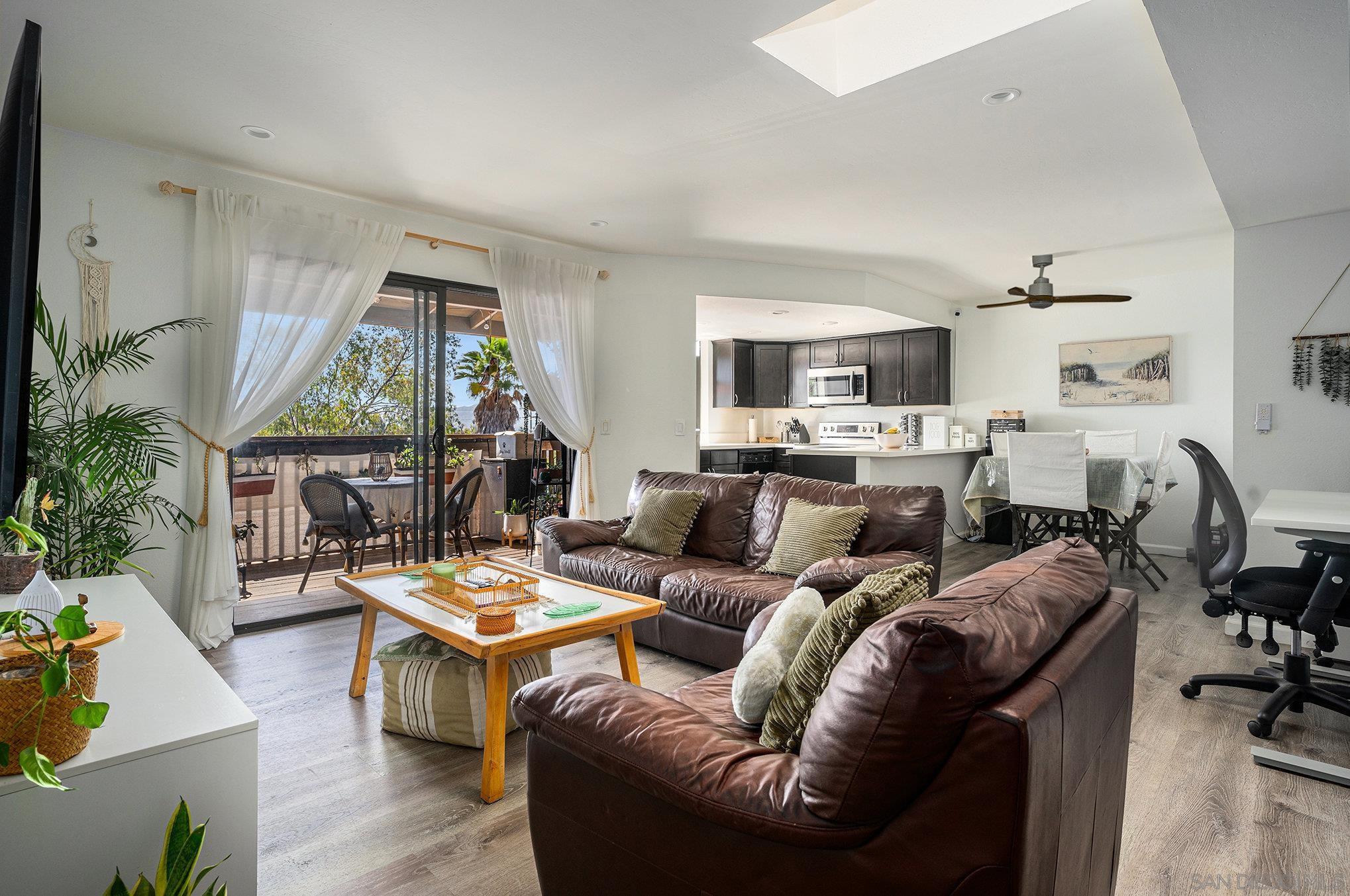 Detail Gallery Image 4 of 18 For 440  Citracado Pkwy  #14,  Escondido,  CA 92025 - 2 Beds | 2 Baths