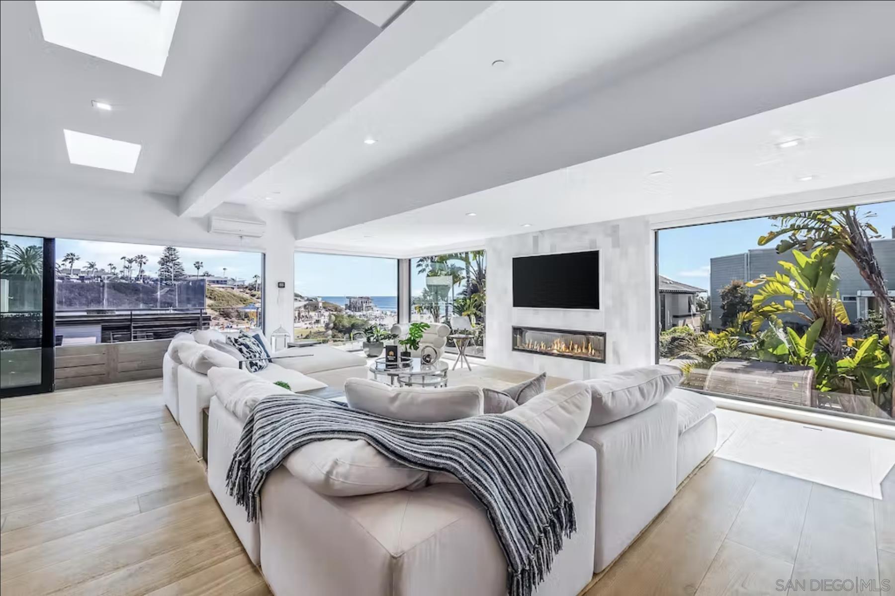 Detail Gallery Image 2 of 37 For 225  4th Street, Encinitas,  CA 92024 - 5 Beds | 4/1 Baths