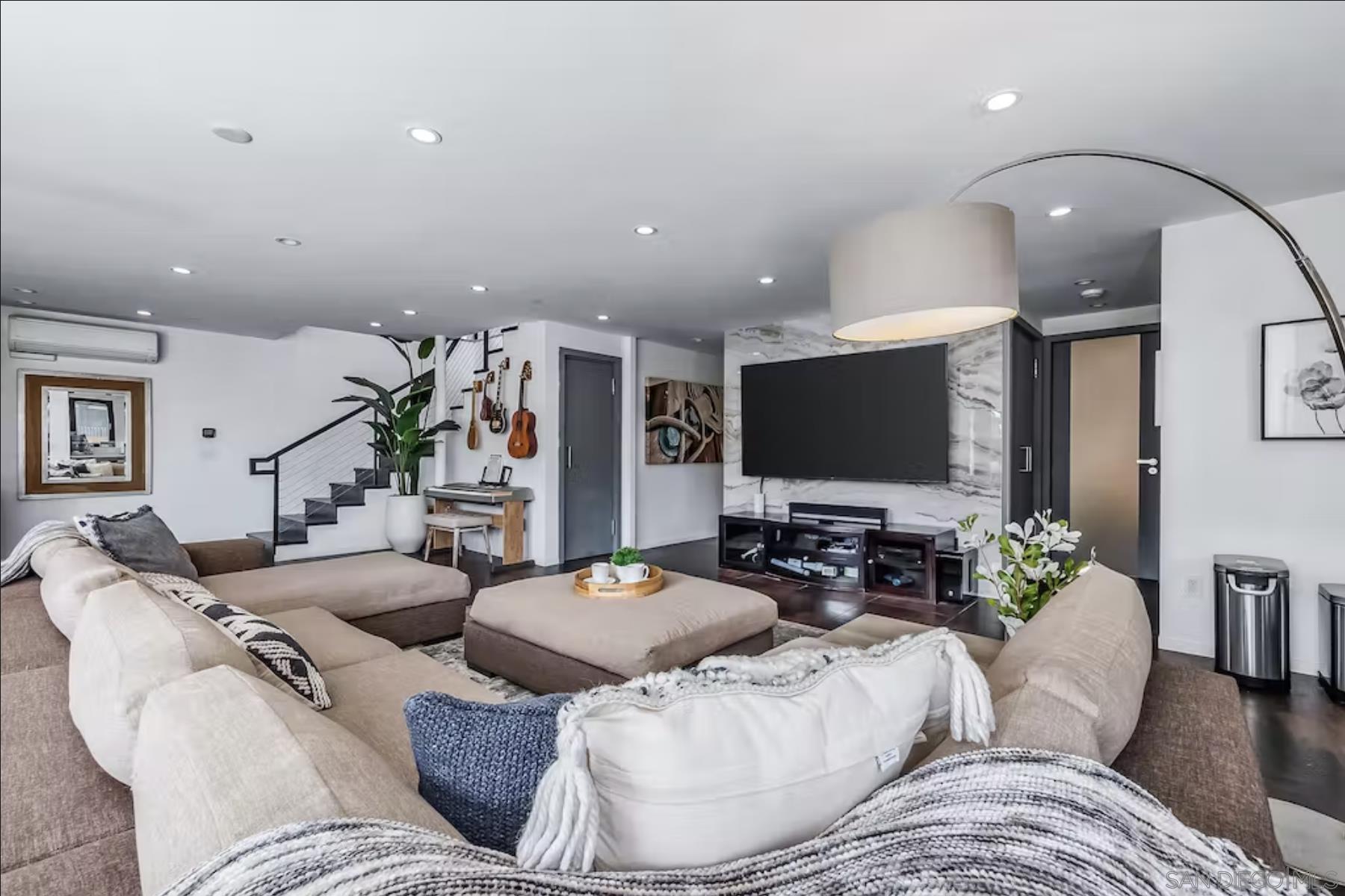 Detail Gallery Image 16 of 37 For 225  4th Street, Encinitas,  CA 92024 - 5 Beds | 4/1 Baths