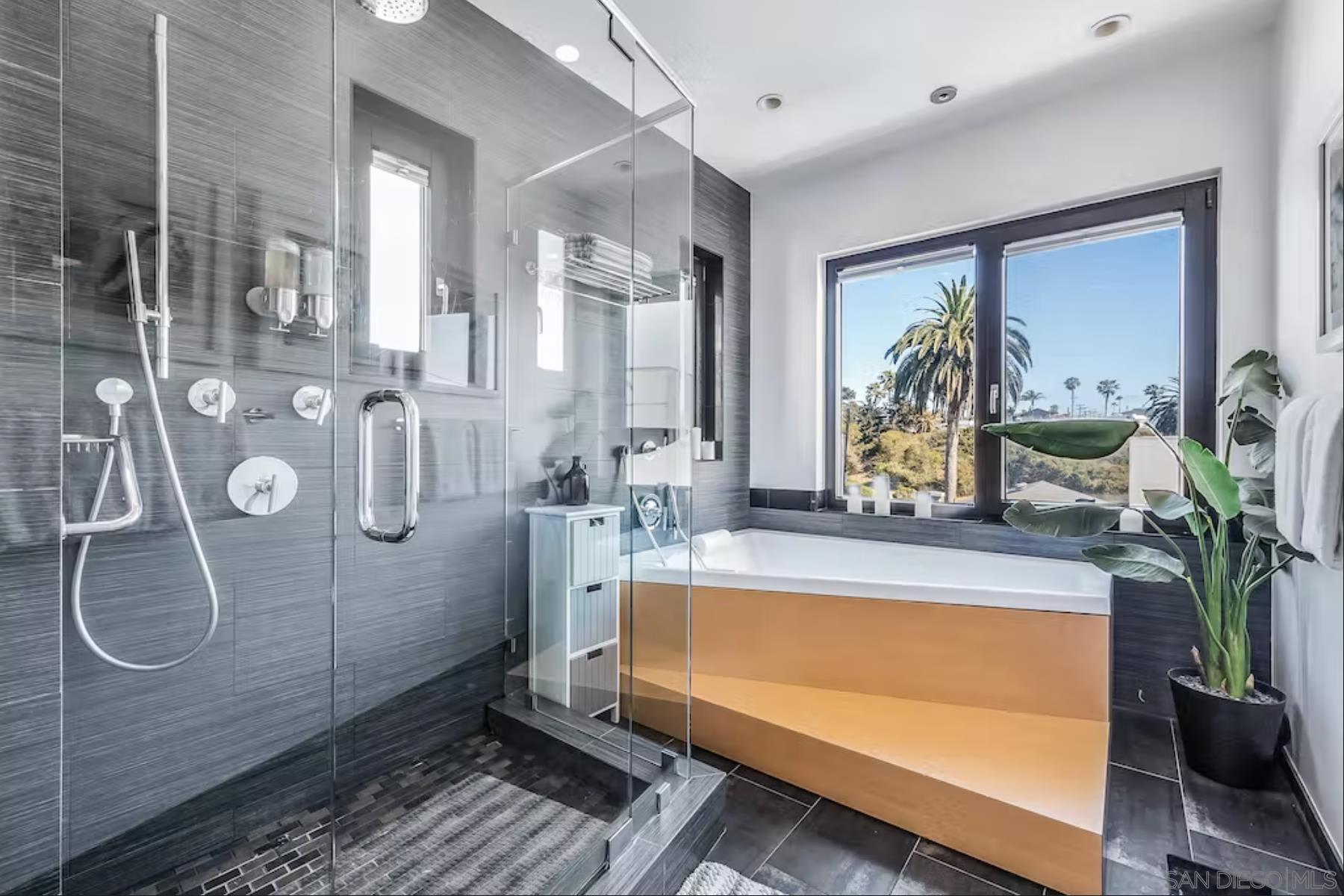 Detail Gallery Image 20 of 37 For 225  4th Street, Encinitas,  CA 92024 - 5 Beds | 4/1 Baths