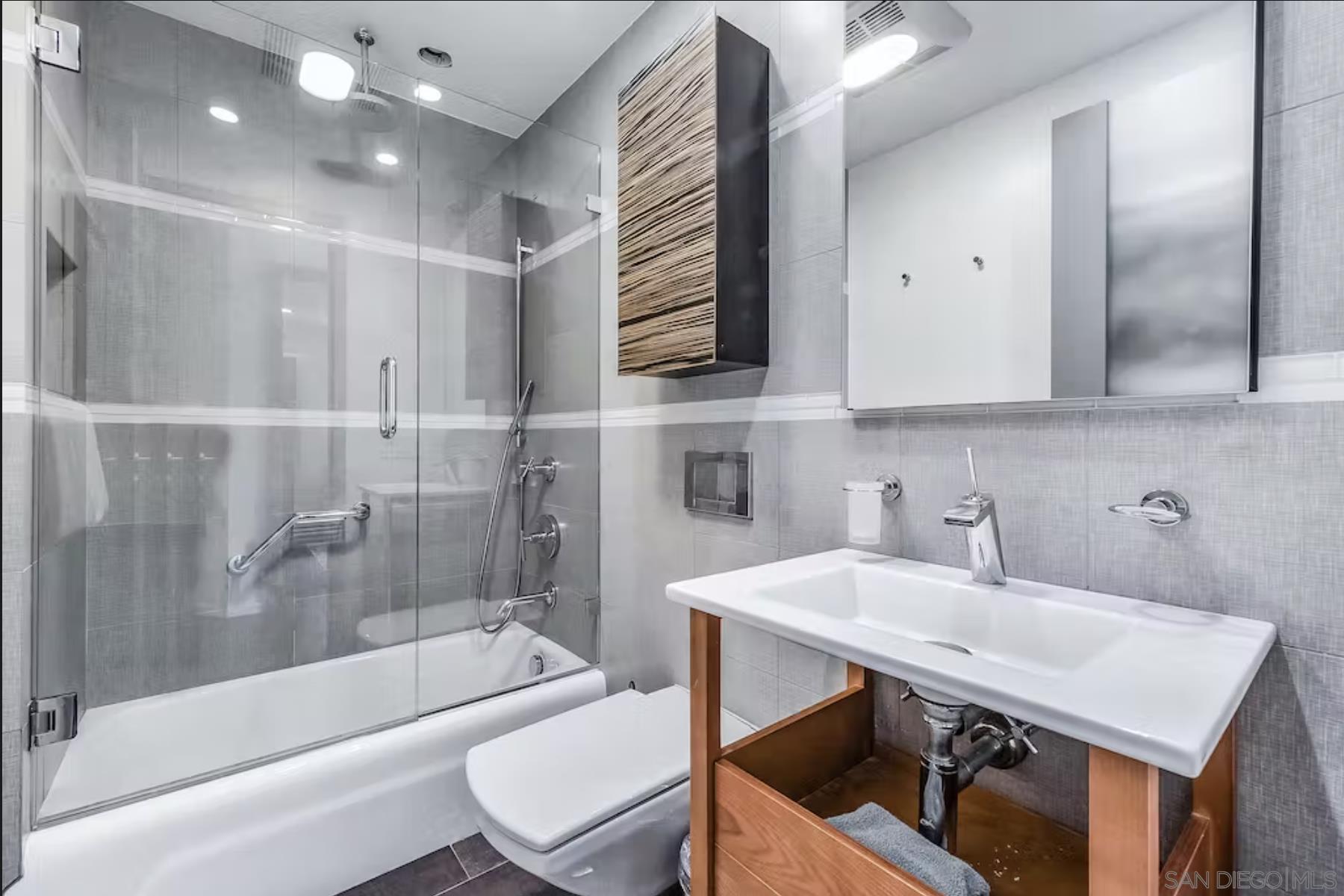 Detail Gallery Image 27 of 37 For 225  4th Street, Encinitas,  CA 92024 - 5 Beds | 4/1 Baths