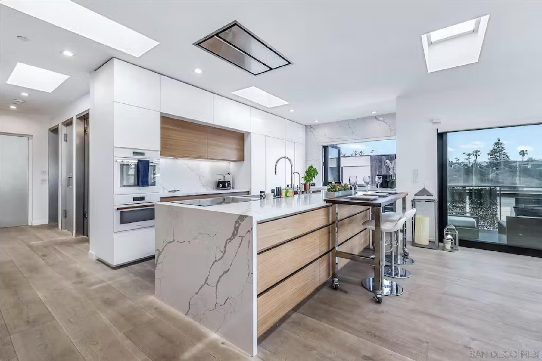 Detail Gallery Image 6 of 37 For 225  4th Street, Encinitas,  CA 92024 - 5 Beds | 4/1 Baths