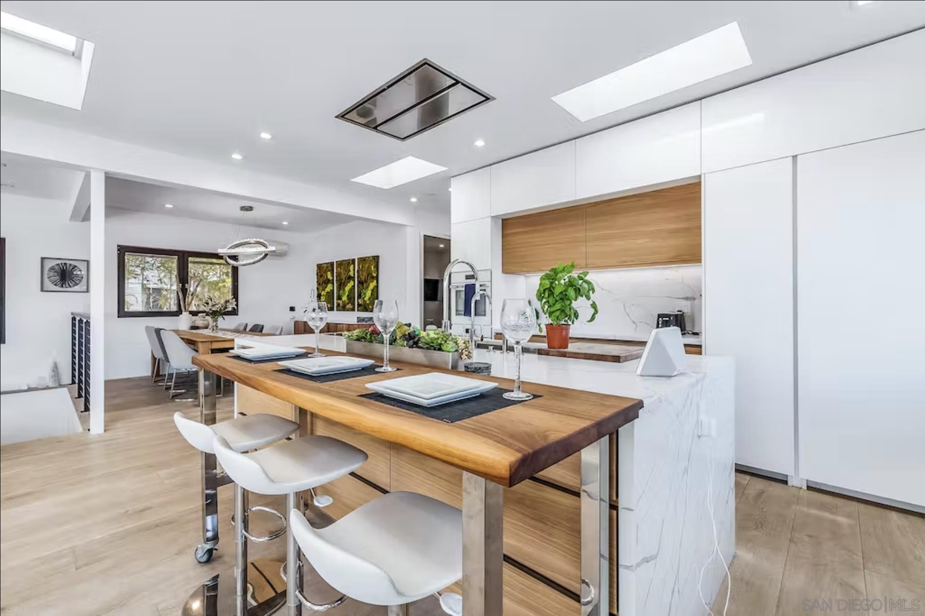 Detail Gallery Image 7 of 37 For 225  4th Street, Encinitas,  CA 92024 - 5 Beds | 4/1 Baths