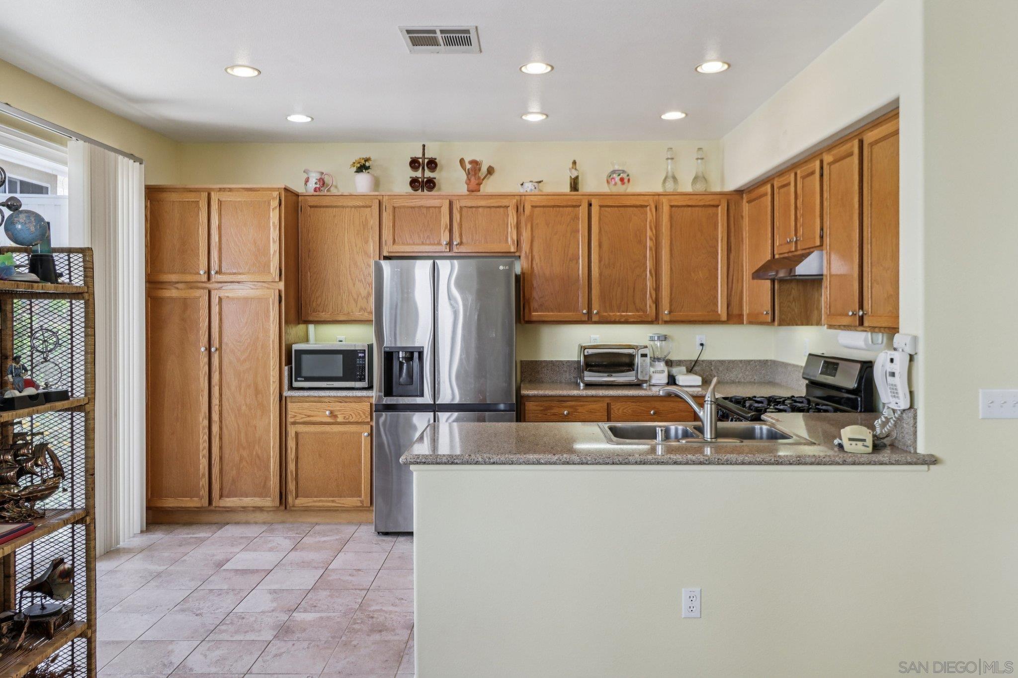 Detail Gallery Image 14 of 43 For 9468  Compass Point Dr S  #3,  San Diego,  CA 92126 - 3 Beds | 2/1 Baths