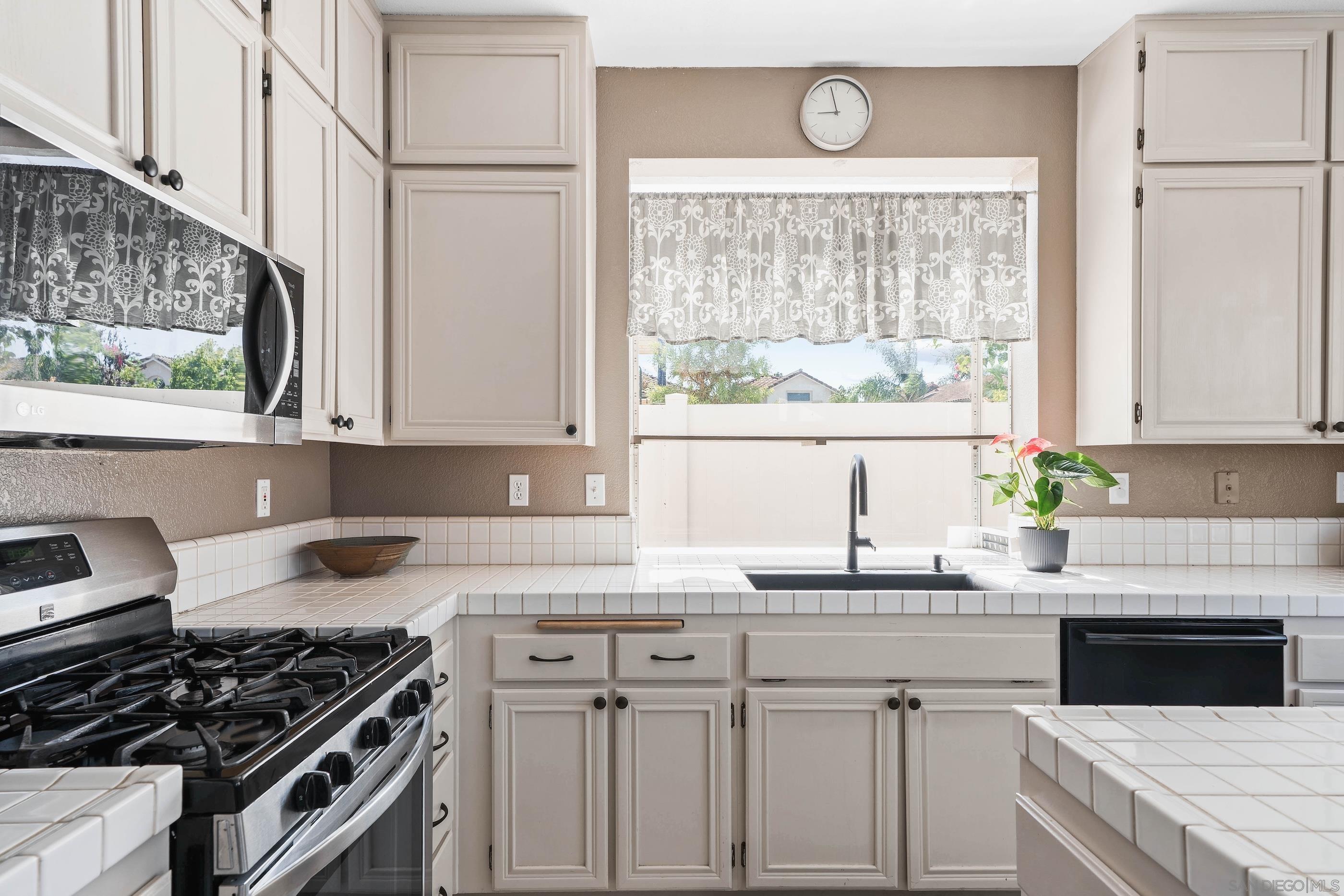 Detail Gallery Image 14 of 37 For 1593  Avenida Guillermo, Oceanside,  CA 92056 - 4 Beds | 3 Baths