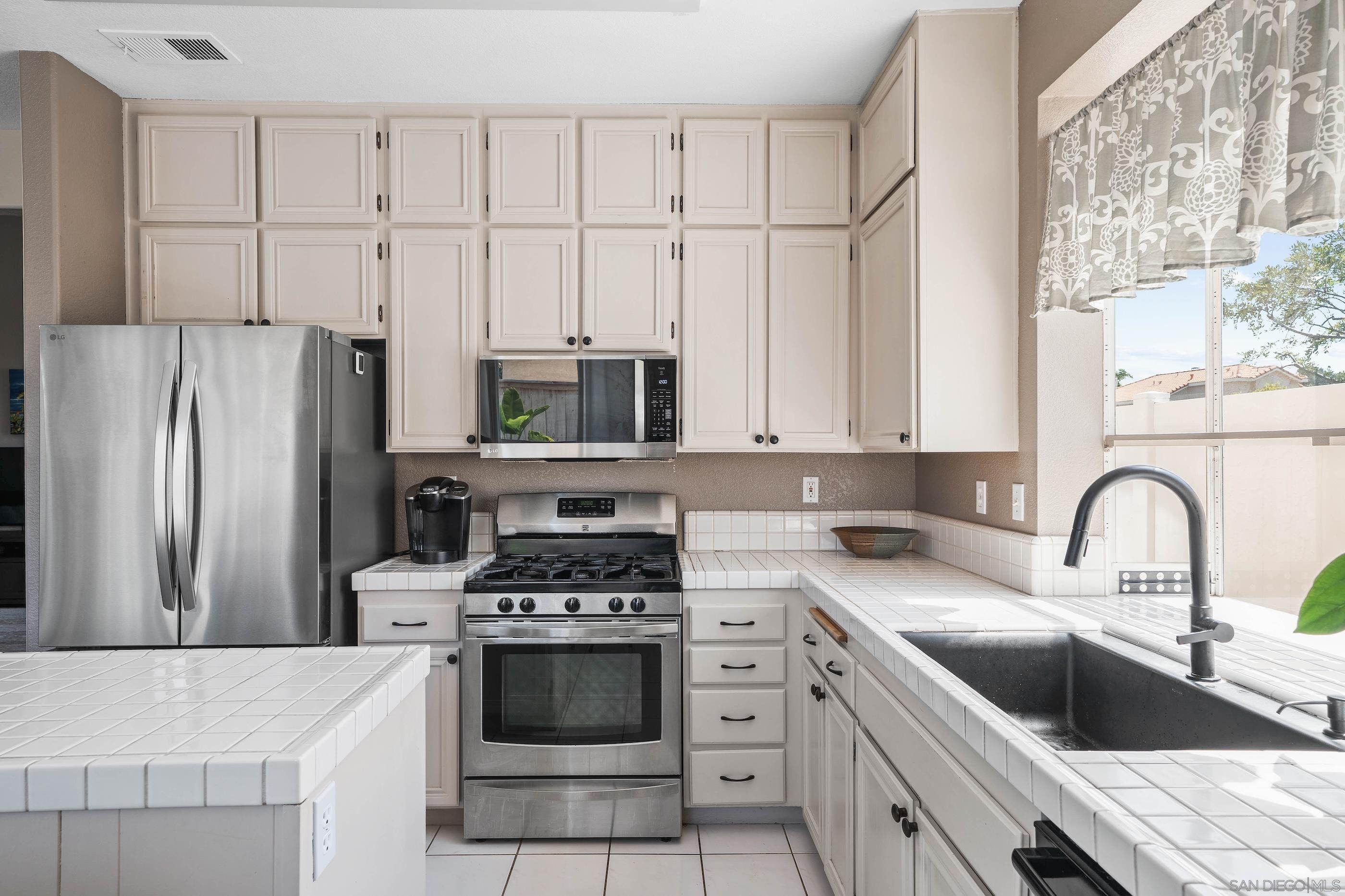 Detail Gallery Image 15 of 37 For 1593  Avenida Guillermo, Oceanside,  CA 92056 - 4 Beds | 3 Baths