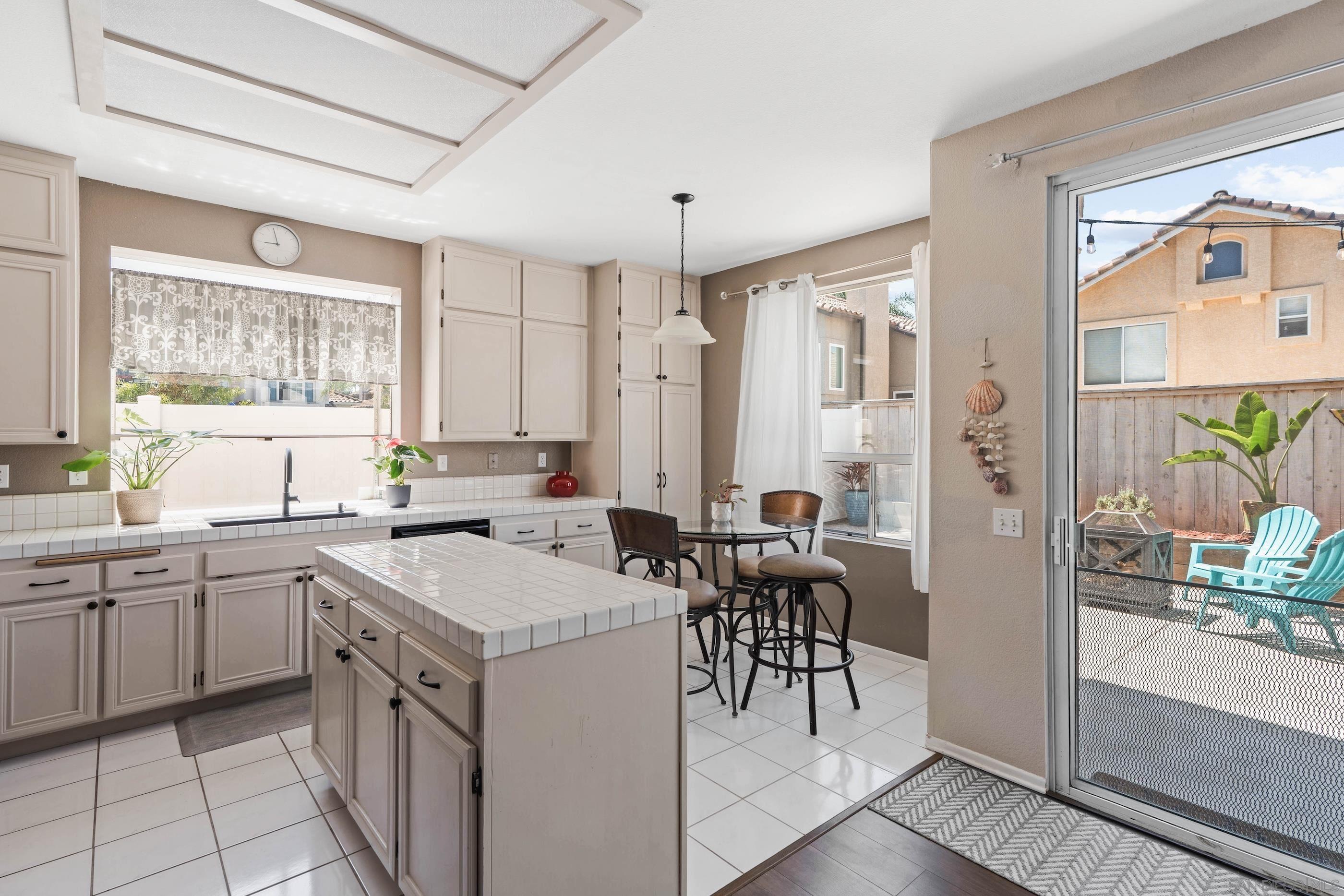 Detail Gallery Image 17 of 37 For 1593  Avenida Guillermo, Oceanside,  CA 92056 - 4 Beds | 3 Baths