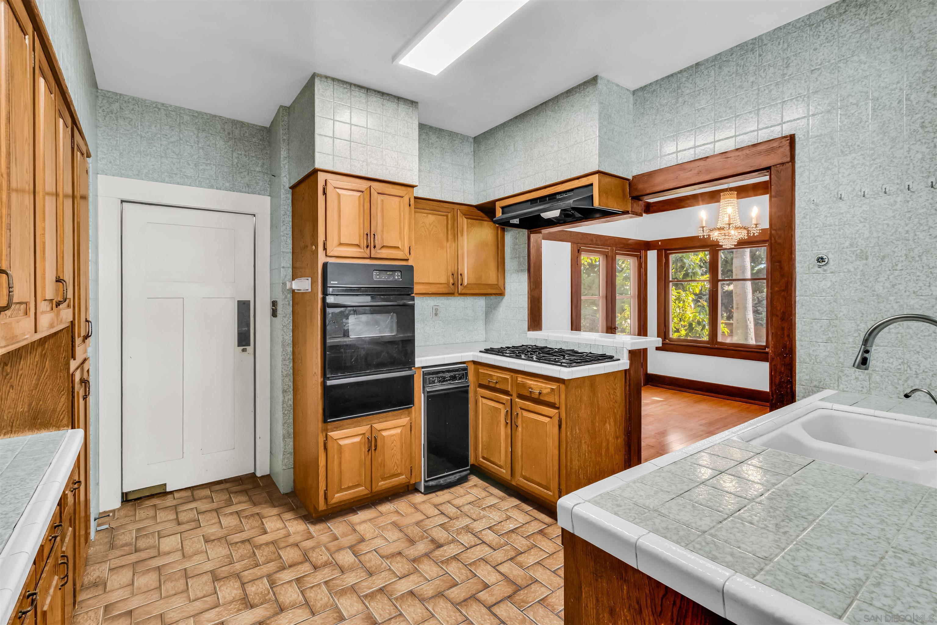 Detail Gallery Image 21 of 69 For 4190-92  Palmetto Way, San Diego,  CA 92103 - 5 Beds | 3/1 Baths