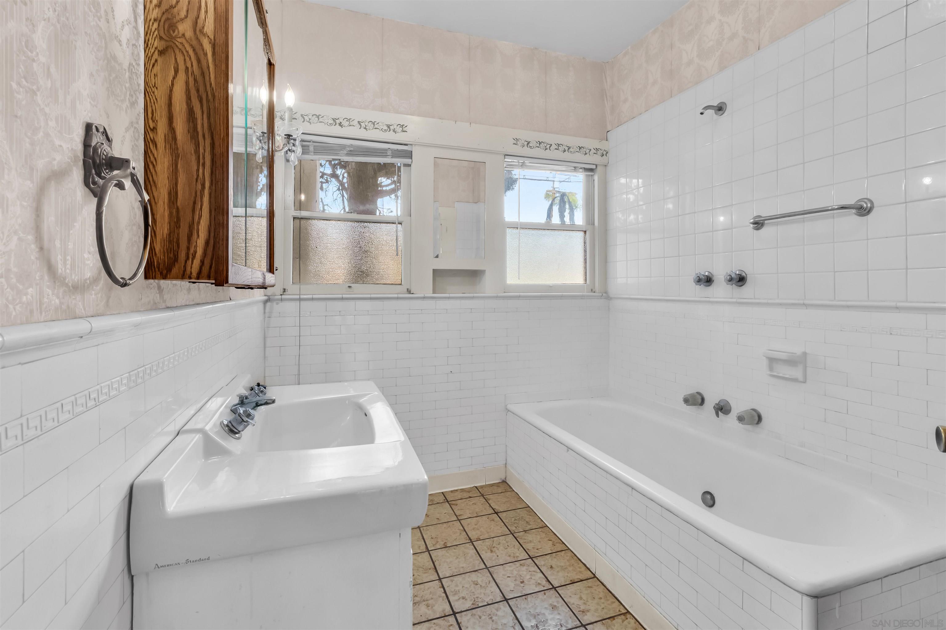 Detail Gallery Image 26 of 69 For 4190-92  Palmetto Way, San Diego,  CA 92103 - 5 Beds | 3/1 Baths