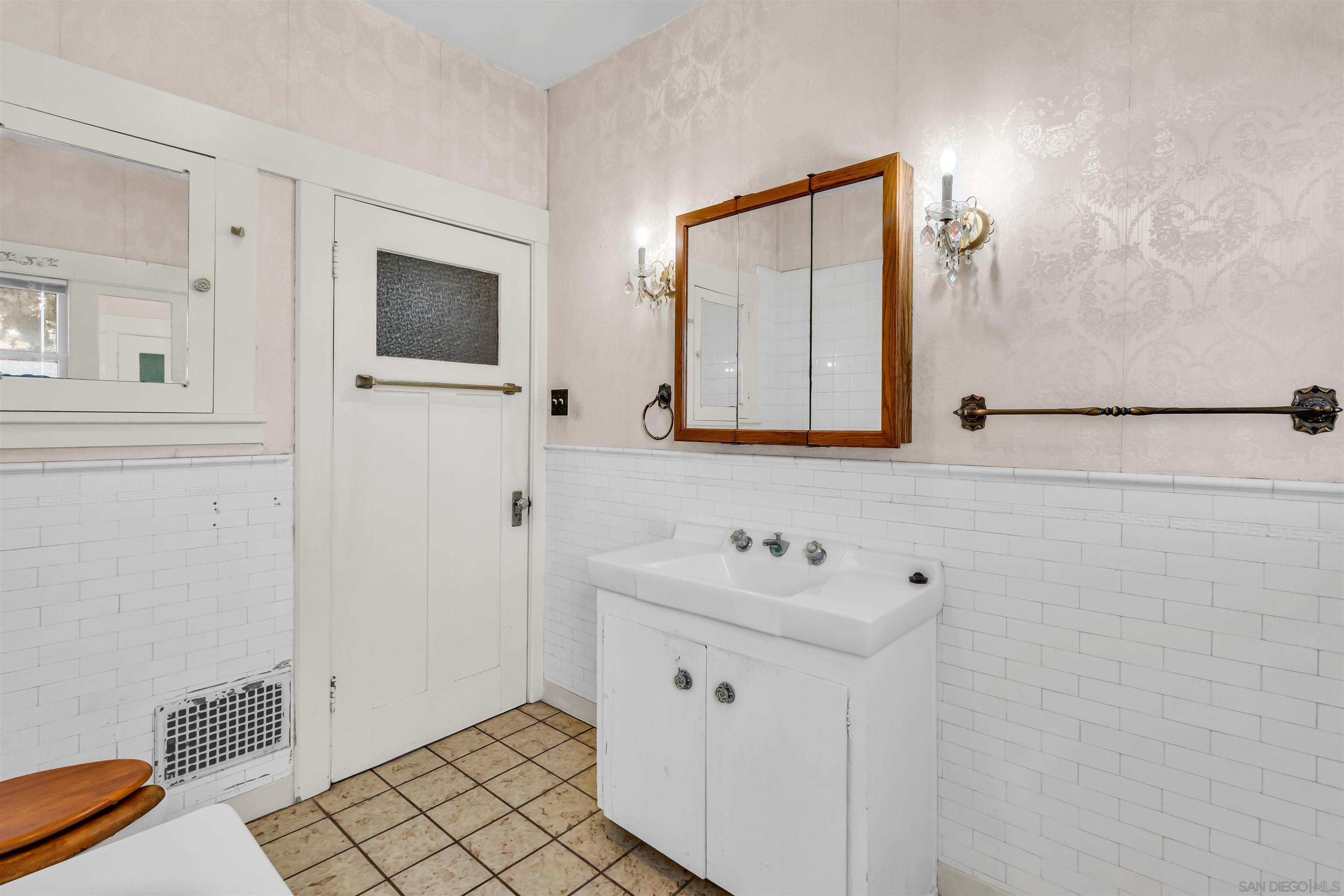 Detail Gallery Image 27 of 69 For 4190-92  Palmetto Way, San Diego,  CA 92103 - 5 Beds | 3/1 Baths