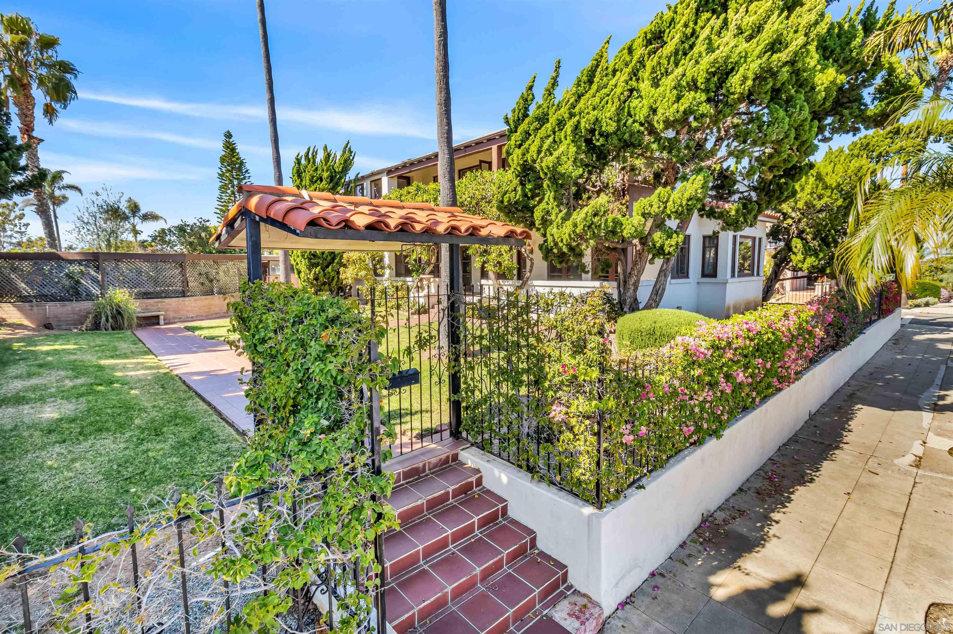 Detail Gallery Image 4 of 69 For 4190-92  Palmetto Way, San Diego,  CA 92103 - 5 Beds | 3/1 Baths