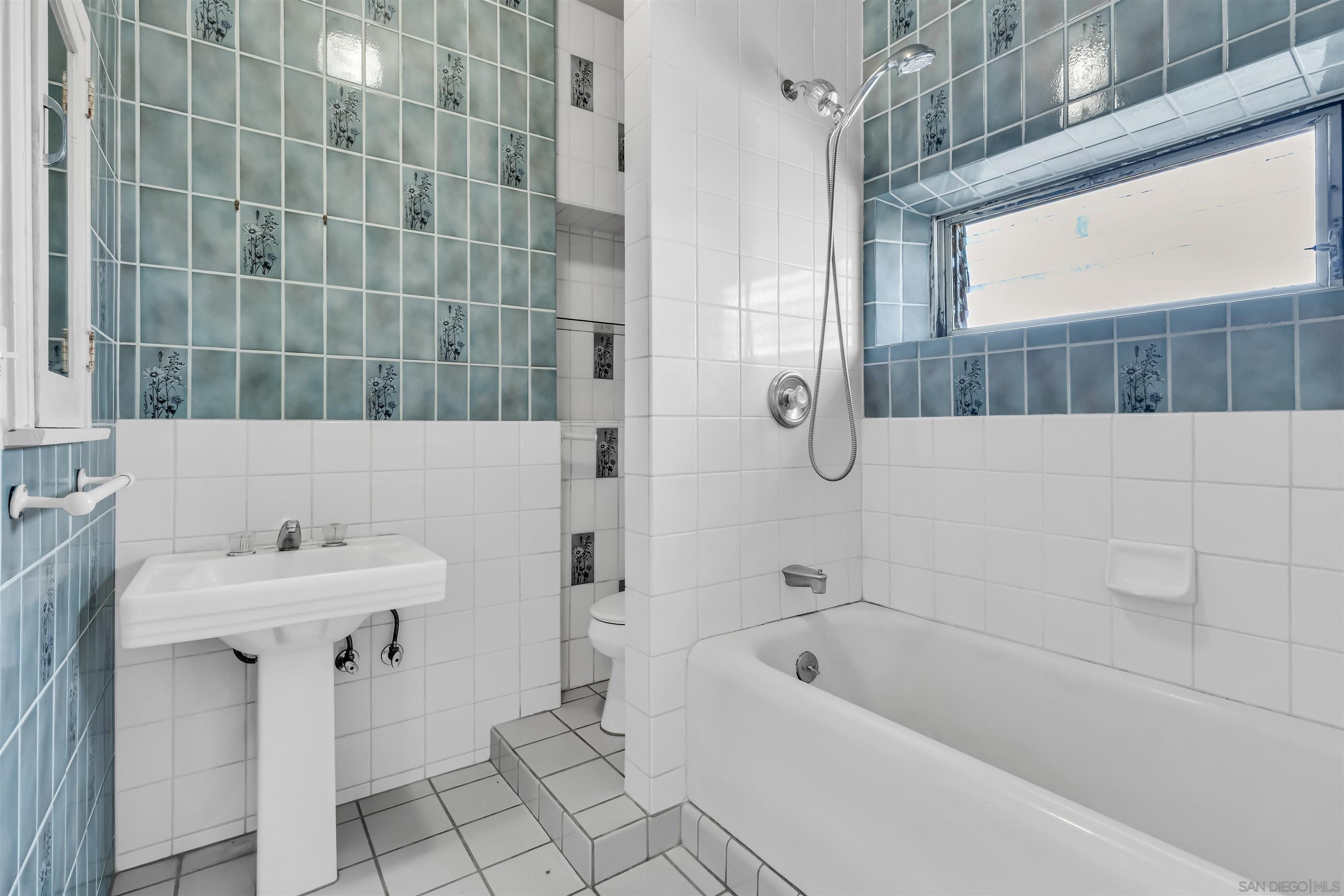 Detail Gallery Image 35 of 69 For 4190-92  Palmetto Way, San Diego,  CA 92103 - 5 Beds | 3/1 Baths