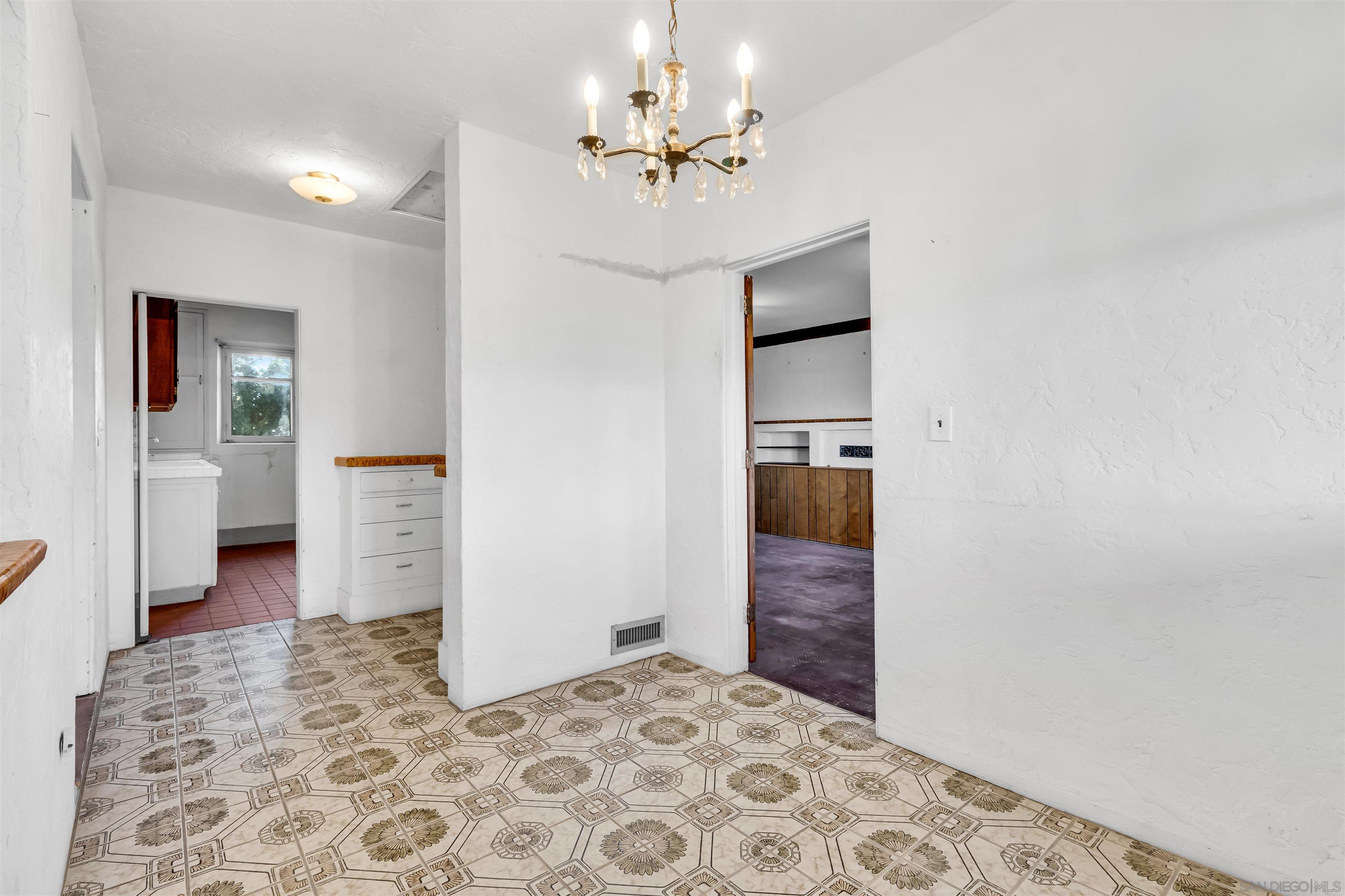 Detail Gallery Image 37 of 69 For 4190-92  Palmetto Way, San Diego,  CA 92103 - 5 Beds | 3/1 Baths