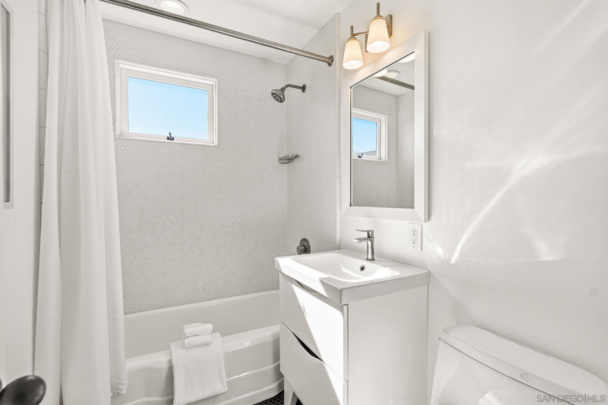 Detail Gallery Image 13 of 26 For 4349  Hilldale Road, San Diego,  CA 92116 - 3 Beds | 3 Baths