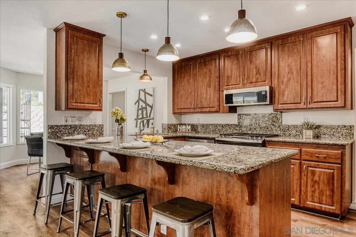 Detail Gallery Image 2 of 32 For 2552  Arnott Street, San Diego,  CA 92110 - 5 Beds | 3/1 Baths