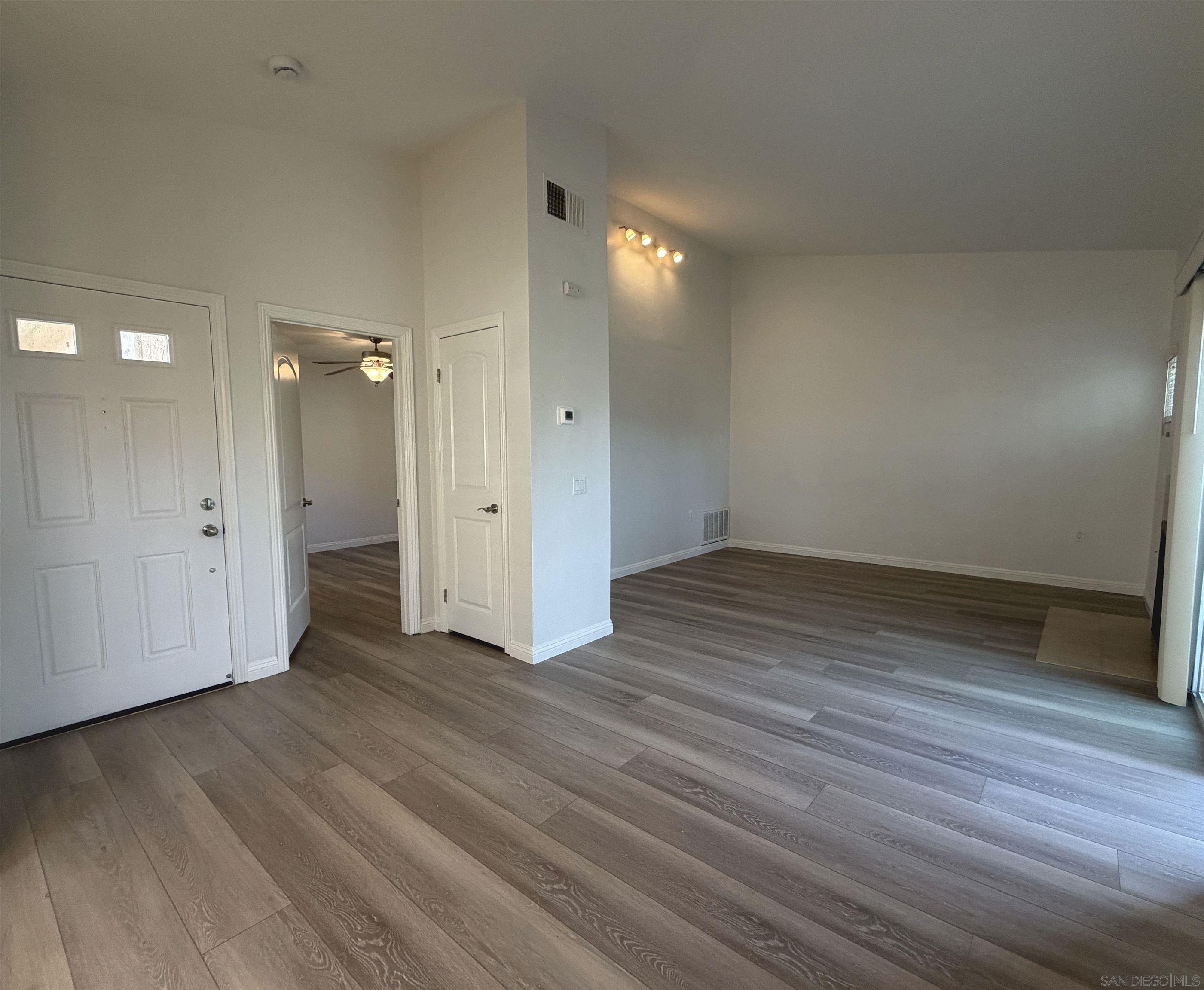 Detail Gallery Image 3 of 24 For 400  Sea Cliff  #402,  Oceanside,  CA 92056 - 1 Beds | 1 Baths