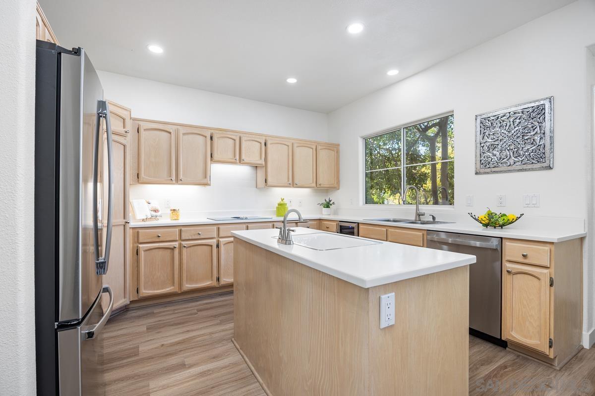 Detail Gallery Image 13 of 45 For 5125  Renaissance Ave  #B,  San Diego,  CA 92122 - 3 Beds | 2/1 Baths